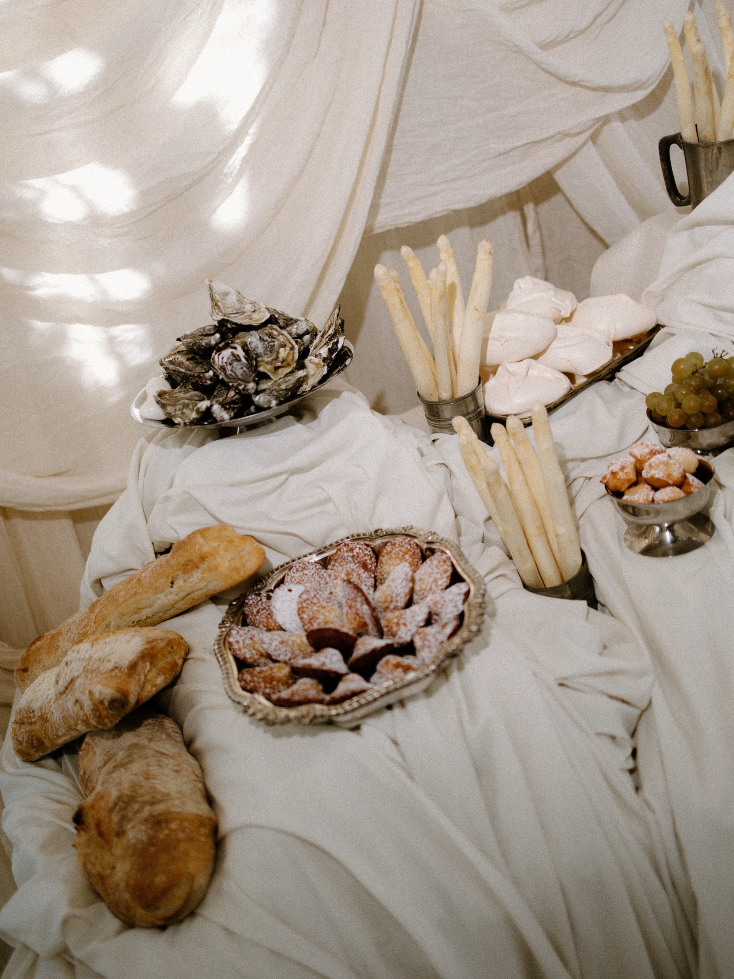 A few beautiful images from our photoshoot last month at the wonderful Greentrees Estate 🦢🕊️🤍

Post images photographer- @loriyoungweddings 

Photographer - @jade.greenbrooke
Florist/creative concept - @emmaphoenixflowers emma@emmapyestudio.com
Mo