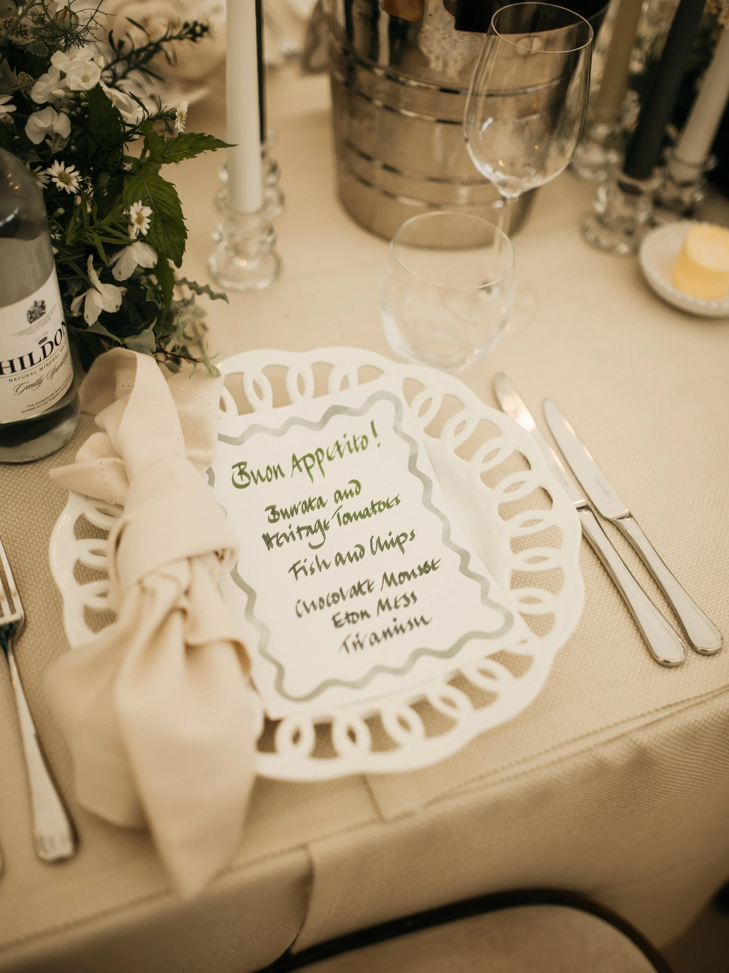 The perfect British summertime wedding menu! 🥂🍅☀️ 

Throwback to James &amp; Chesca&rsquo;s beautiful summer wedding! 

Planning | @chescacura 
Catering | @twomanycooks 
Photography | @ameliaallenphotography @ameliaallenweddings 
Florist | @jasmine