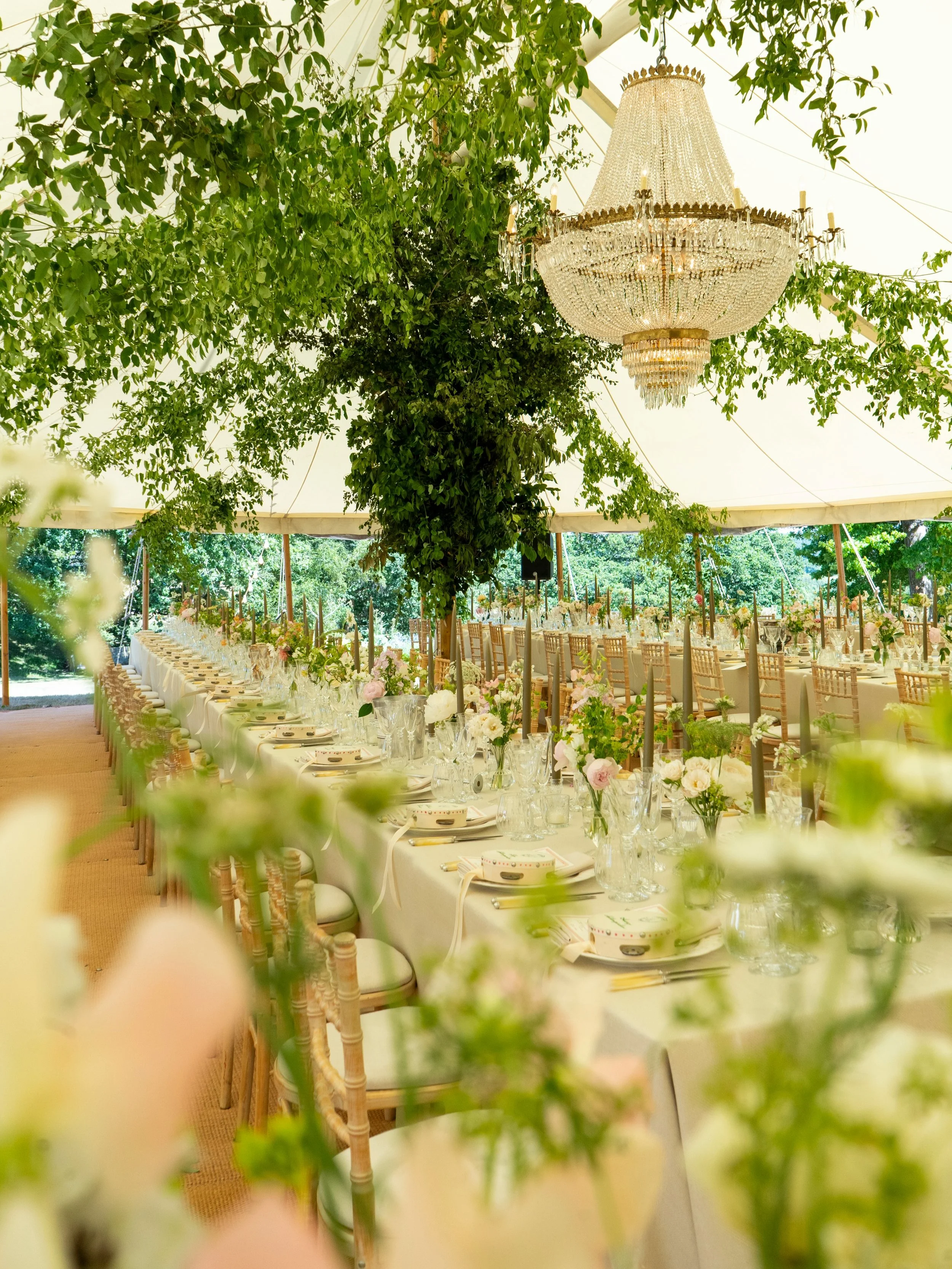 Absolutely beautiful tent interior at this wedding in The Surrey Hills. 

Planning @matildawilsonevents 
Catering @twomanycooks 
Tent @sailandpeg 
Florist @mill.rich.flowers