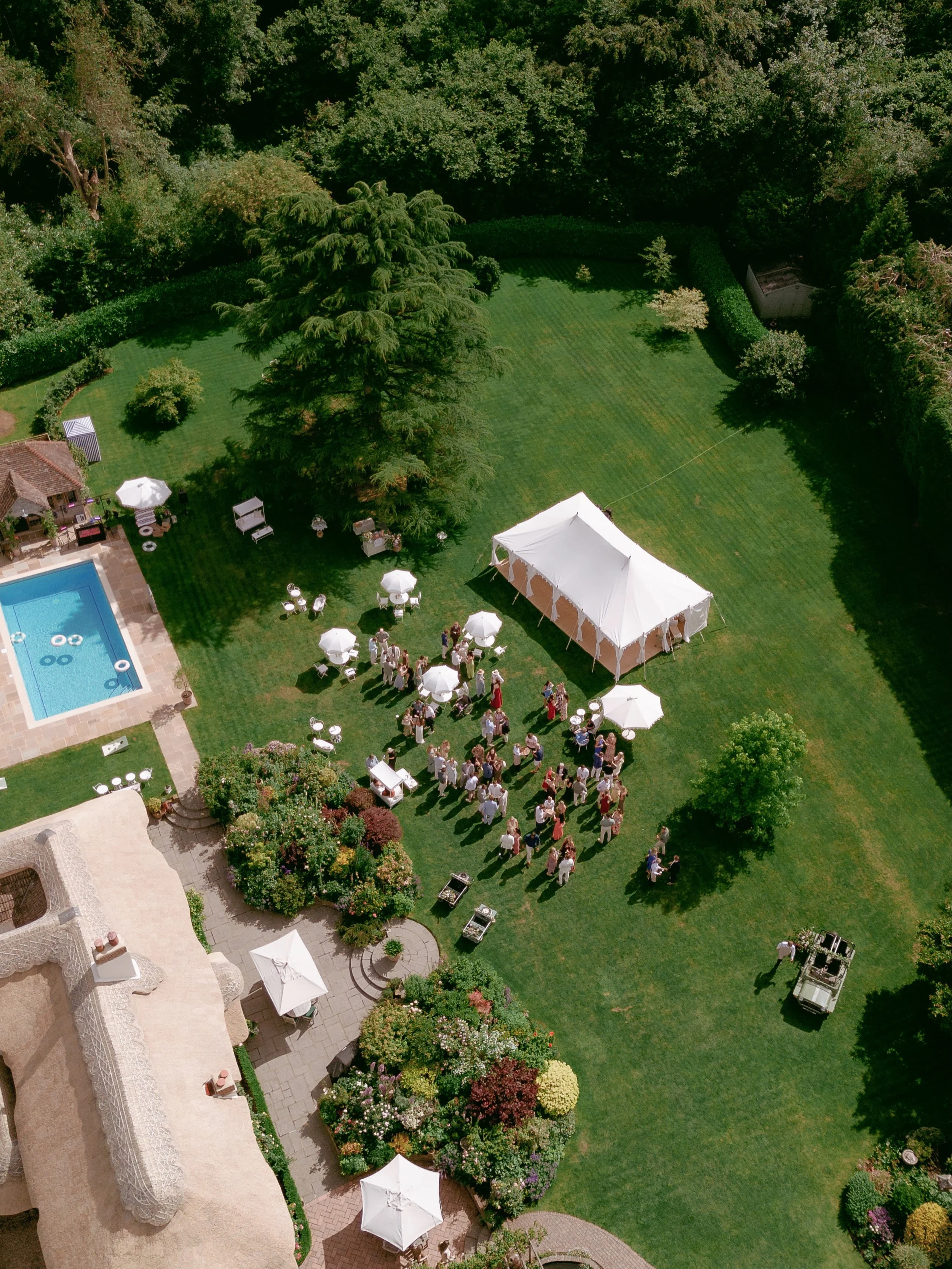 Absolutely beautiful shot from an engagement party this summer💍

@boycalledweddings