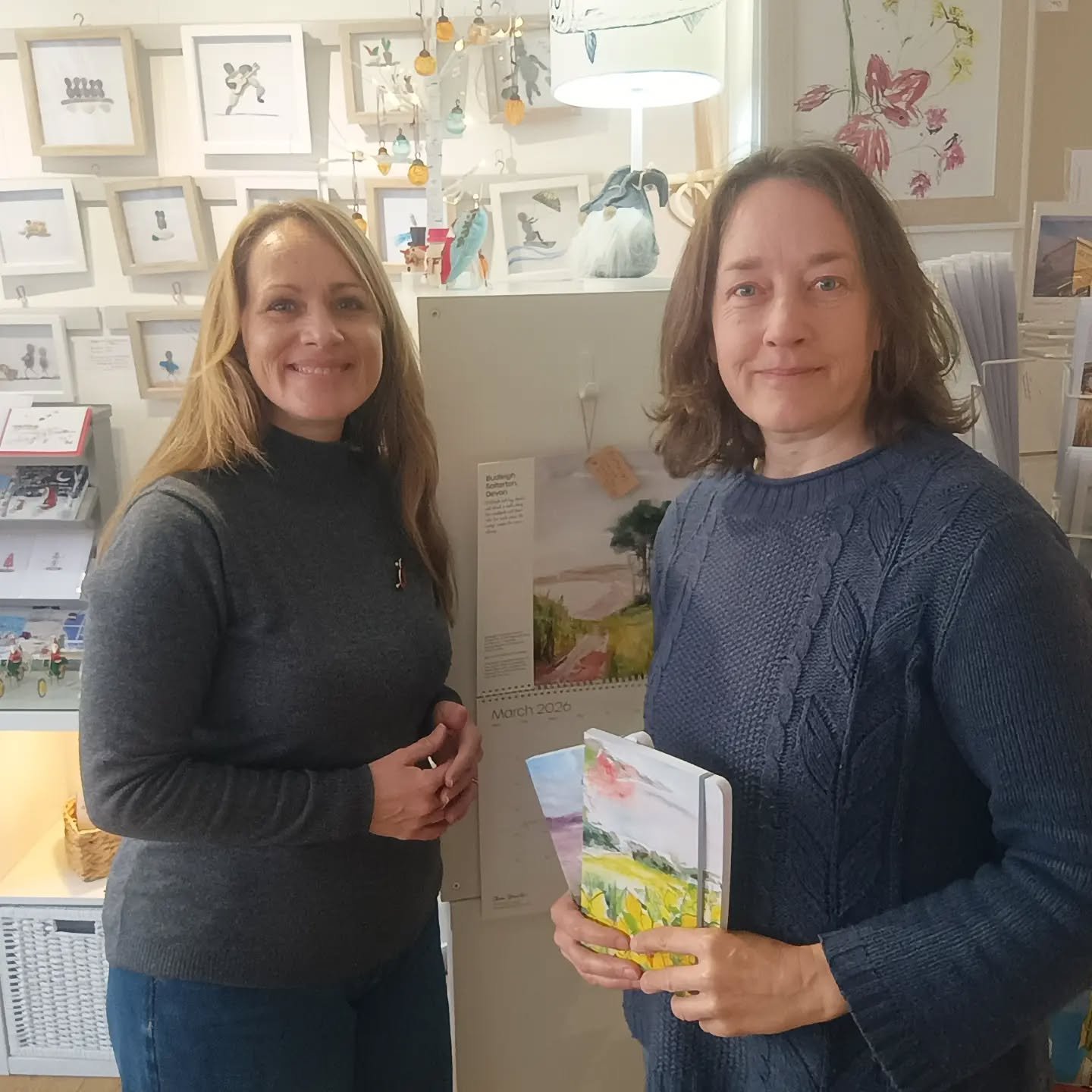 Popped over to Budleigh Salterton this morning to meet up with Emma at @pebble_of_budleigh and restock on postcard packs and other goodies which have been selling like hot cakes (hoorah!).

Her gorgeous gallery is crammed to the rafters with amazing 