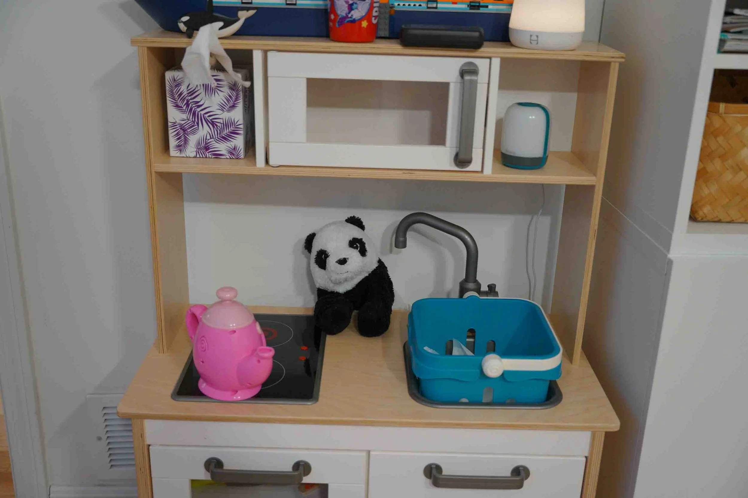 River ordering from Panda at a restaurant: "I need a pasta, two burritos, and four knives please."