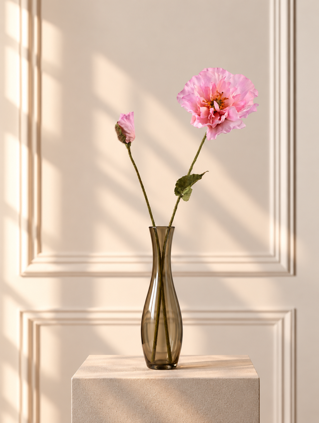 Elegante Vase mit rosa Blüten im Sonnenlicht.png