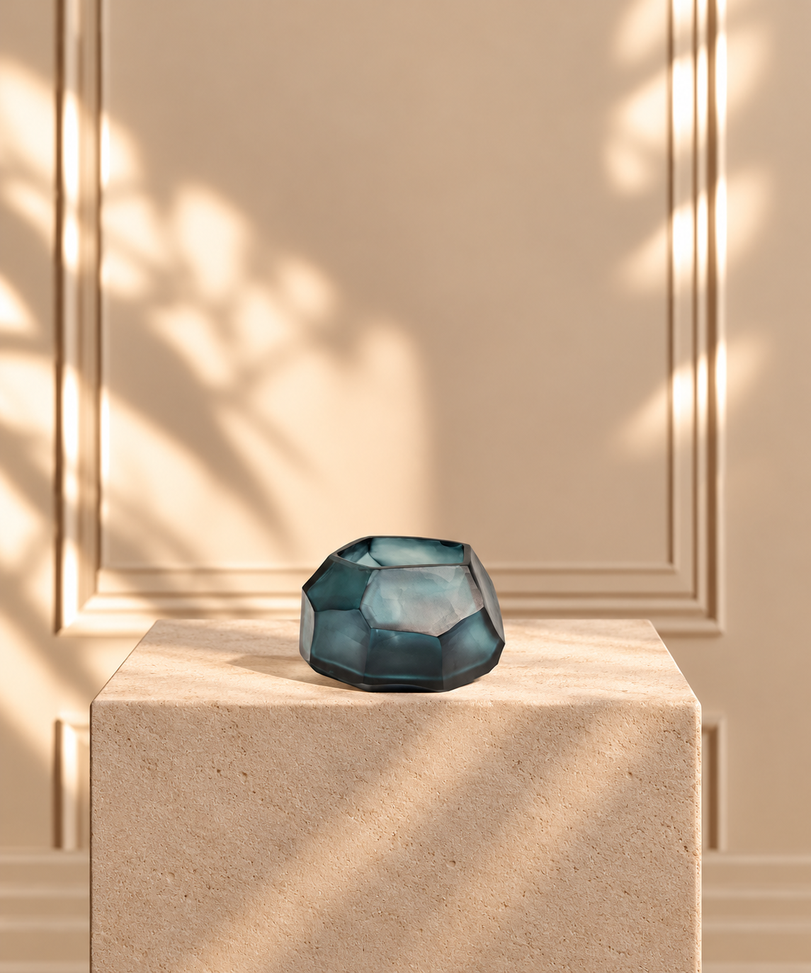 Facettierte Tealschale im Sonnenlicht.png