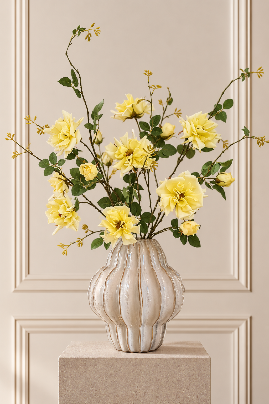 Elegantes Rosenarrangement im Vasenlicht.png