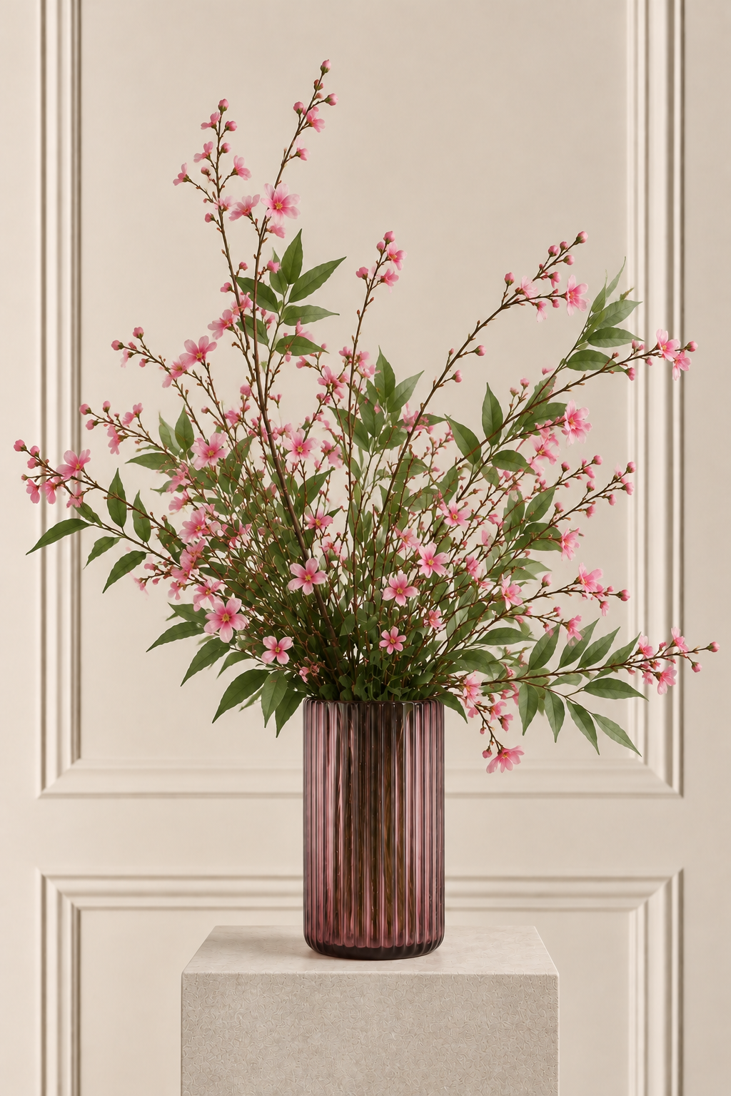 Zarte Kirschblüten im gerippten Glasvase.png