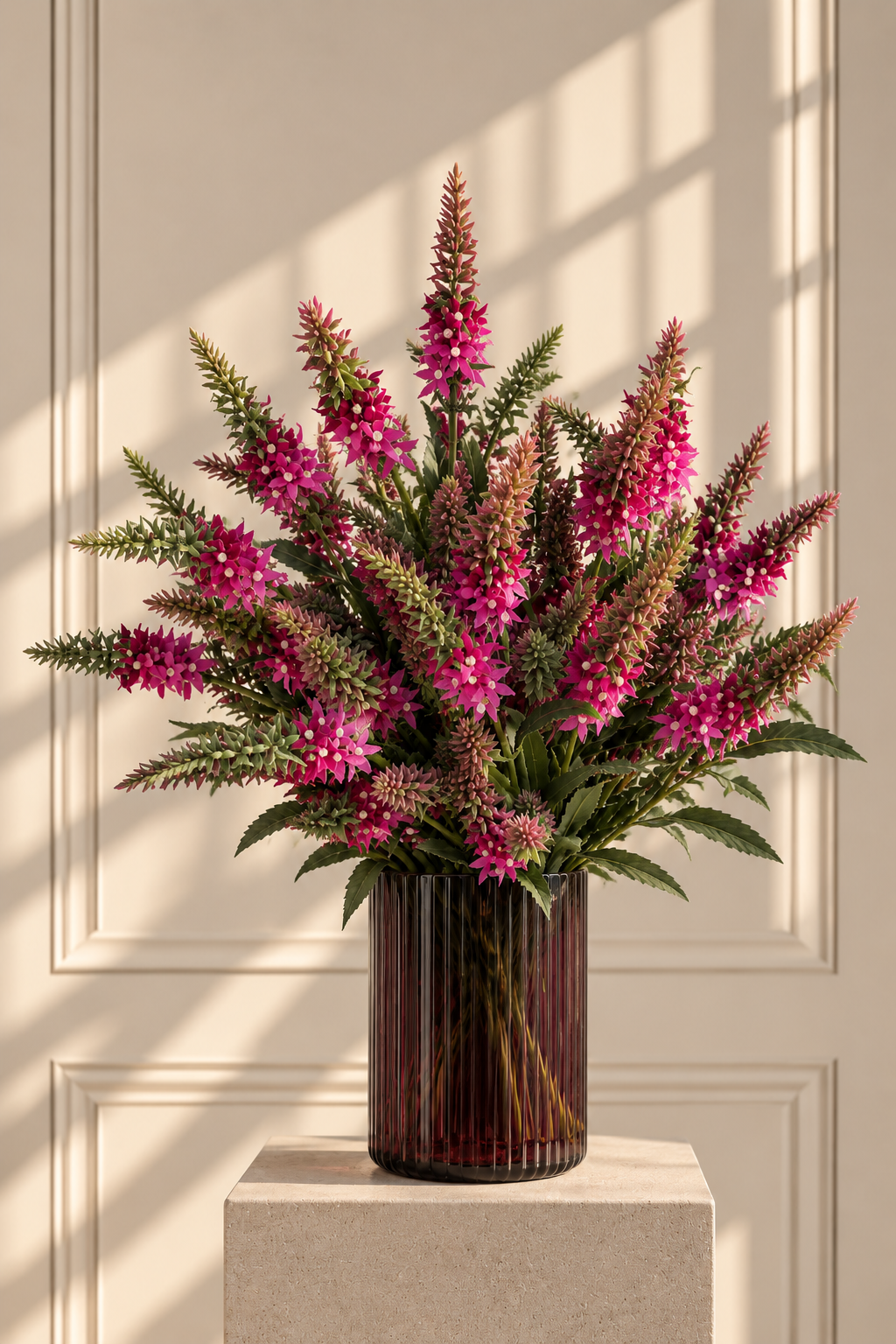 Magenta Blüten im gerippten Glasvase.png