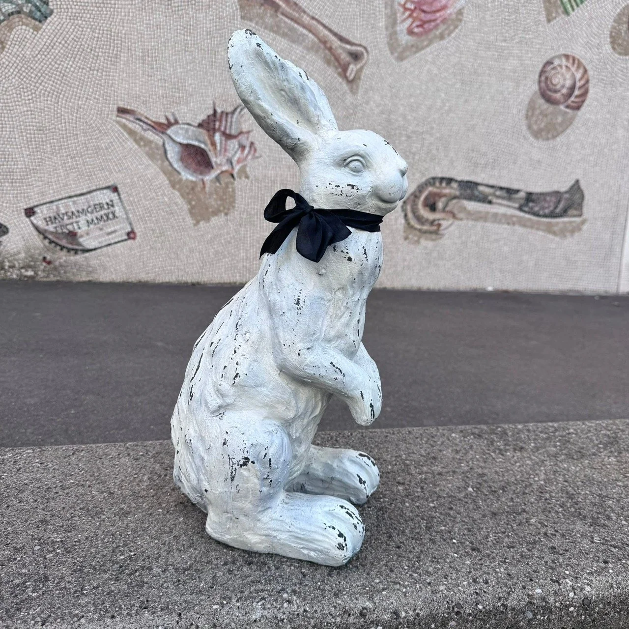 Deko-Hase mit Schleife