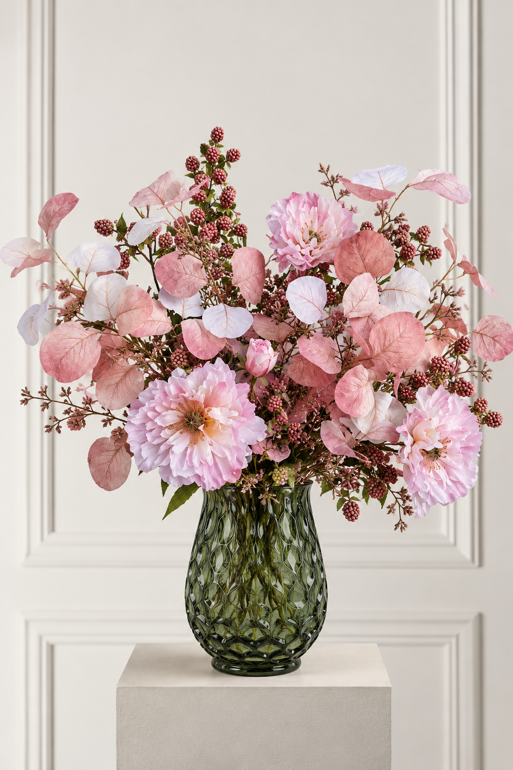 Eleganter Blütenstrauß in grüner Vase.png