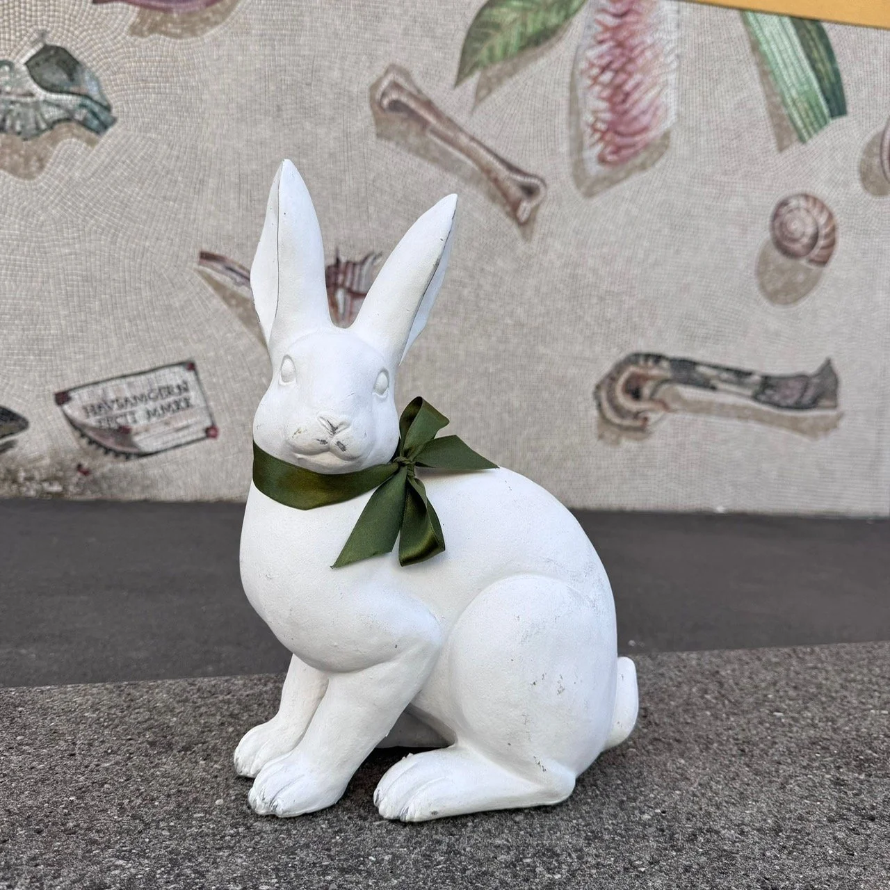 Dekohase mit grüner Schleife