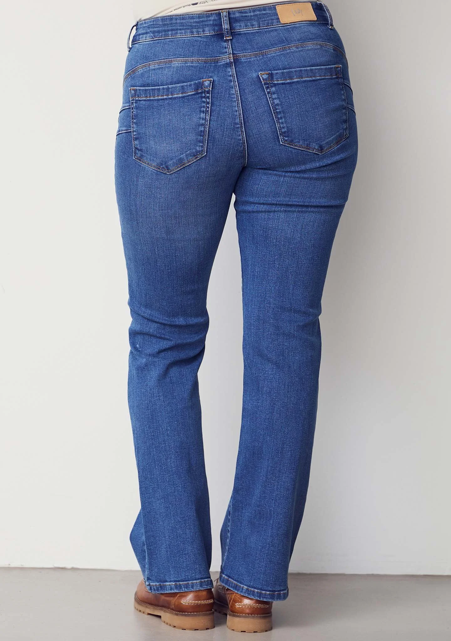 Verona_Flare_Jeans-Pants-57743-700_Mid_Denim_Wash-1_b0d2e7c2-6b5e-49a7-a4ee-d8f6080ac608.jpg
