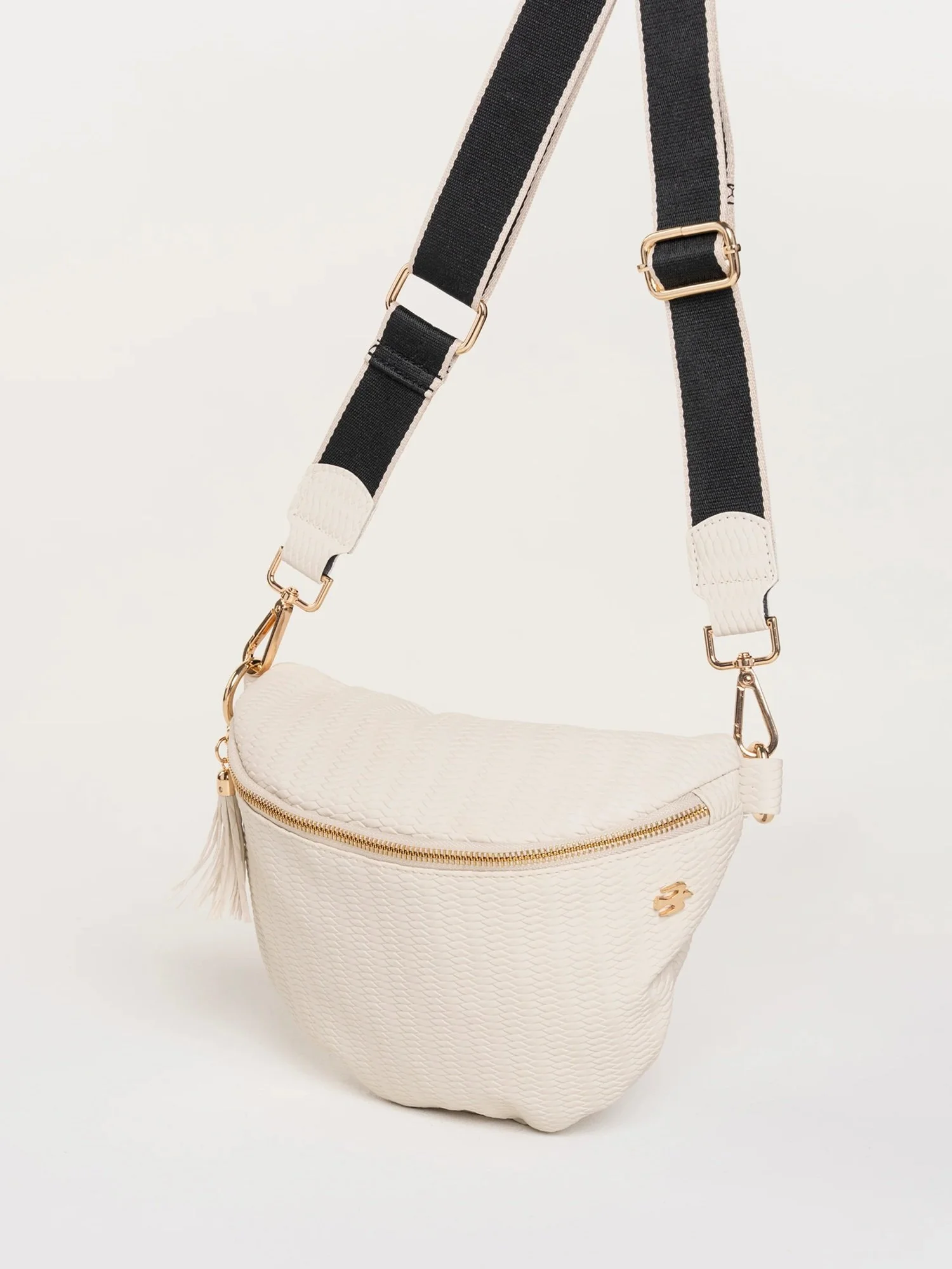 HARRIET CREAM SLING BAG c.jpg