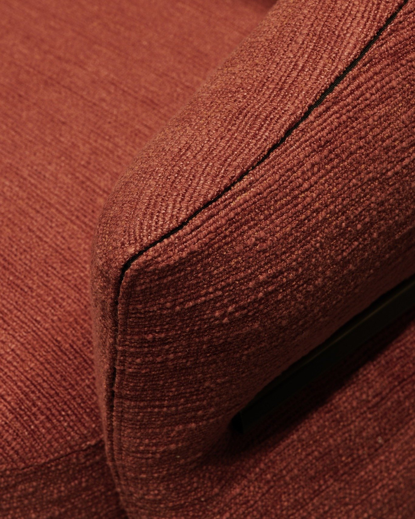 The main inspiration for the collection comes from &quot;Madame Butterfly&quot; the iconic opera where Japan and the West world meet.
The collection is designed with organic and sinuous lines, with the backrest in the shape of butterfly wings.
The ae