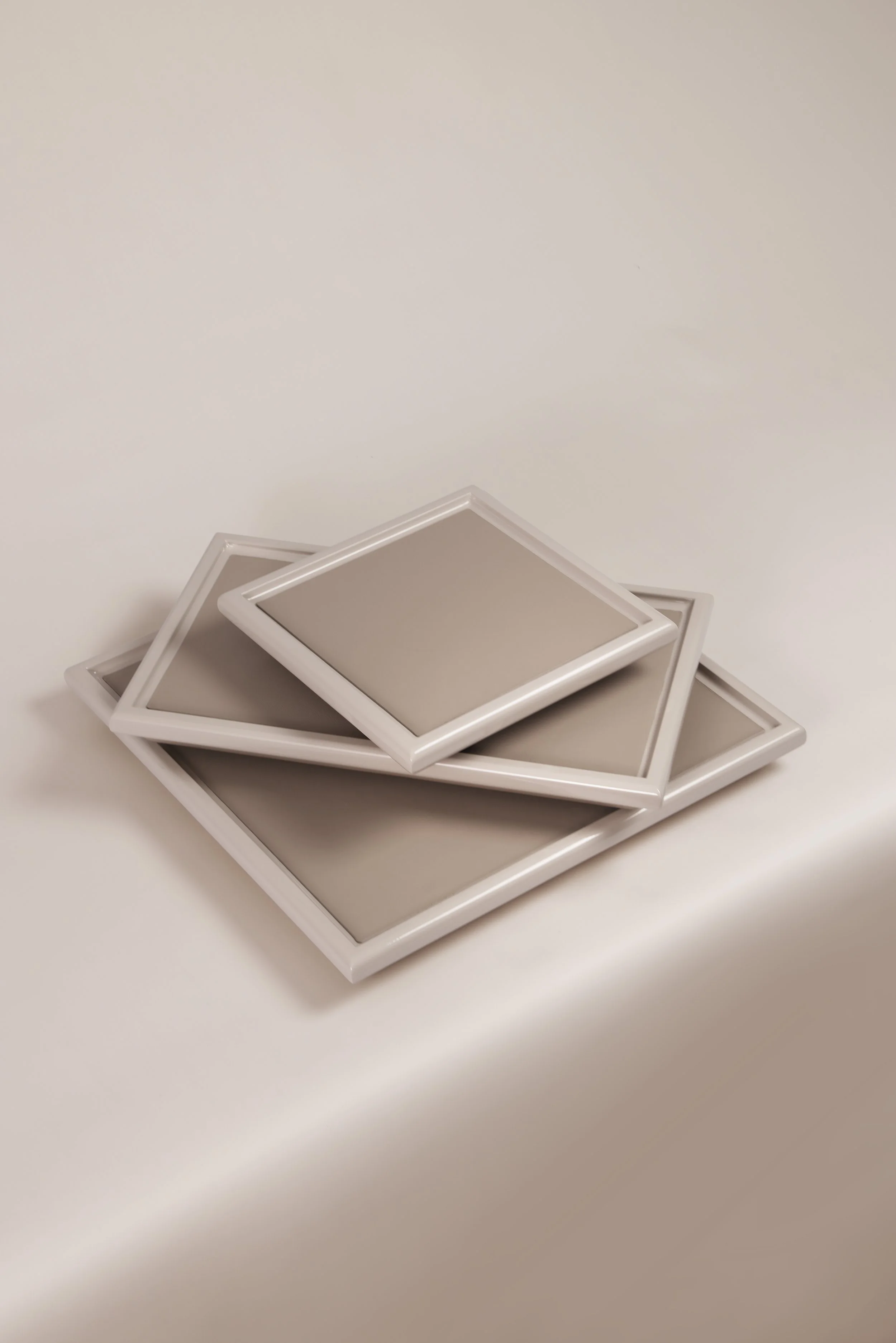 Ridge tray side profile showing lacquered crest edge