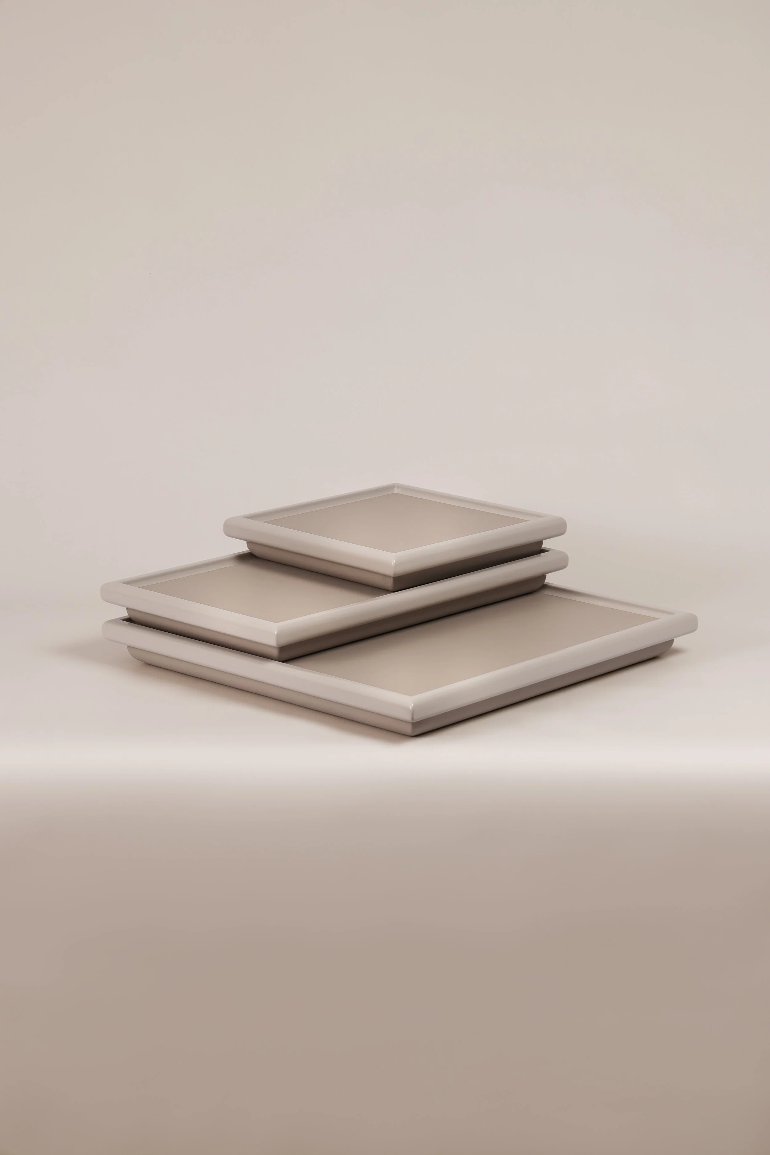 Ridge tray top view, flat lacquered surface