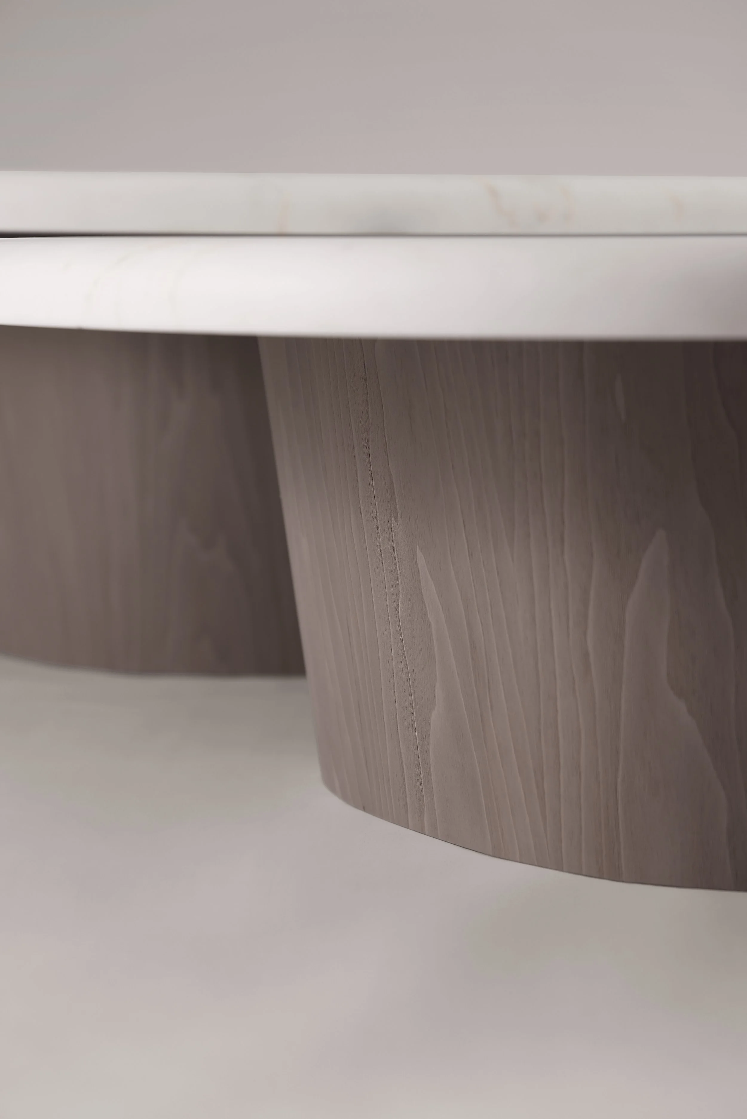Close-up of the Eucalyptus wood base supporting the massive 40mm Calacatta marble top, a signature of Made in Italy craftsmanship.