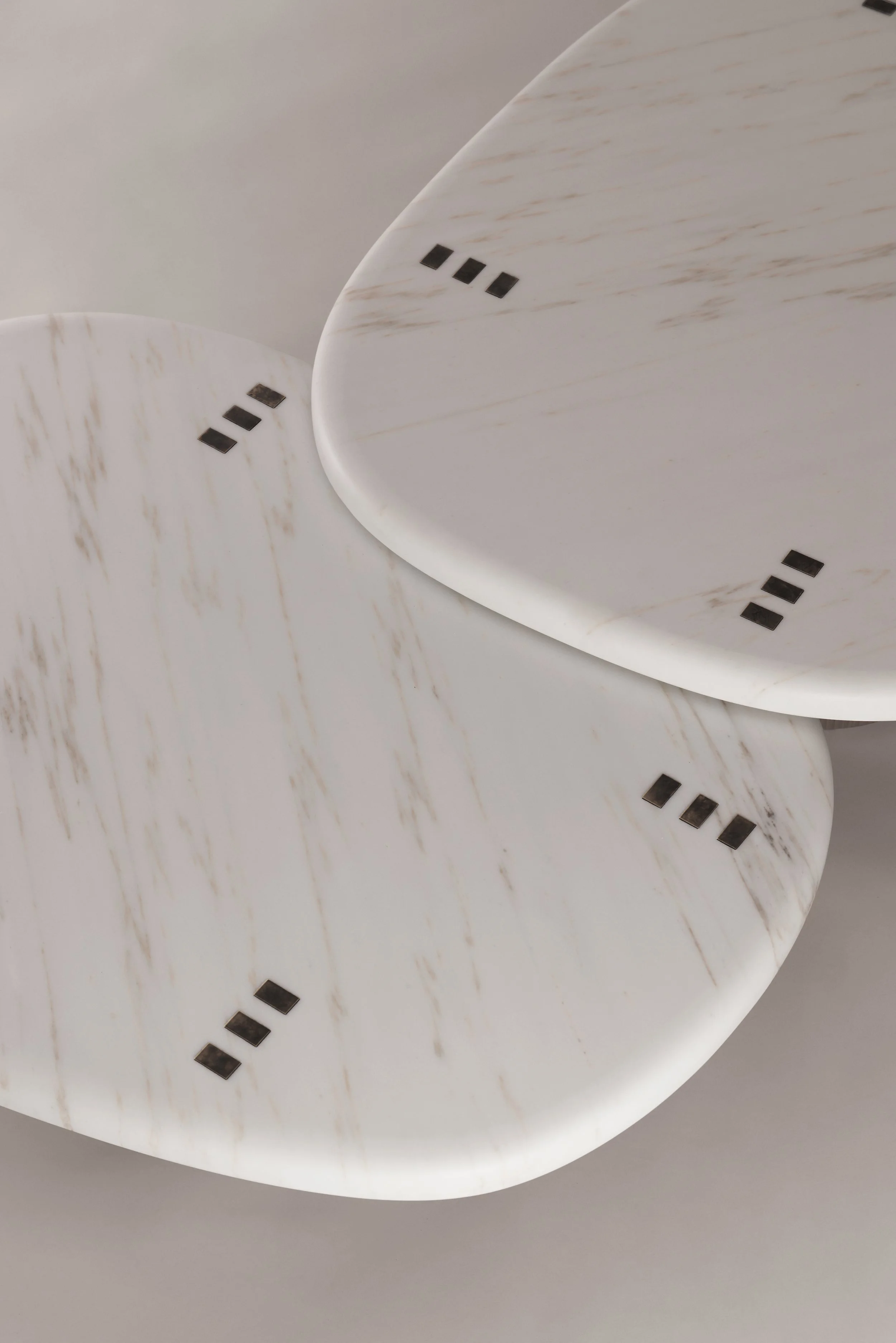 Top view of the two Pebble coffee tables overlapping, showing the organic fluid shapes of the white Calacatta marble.