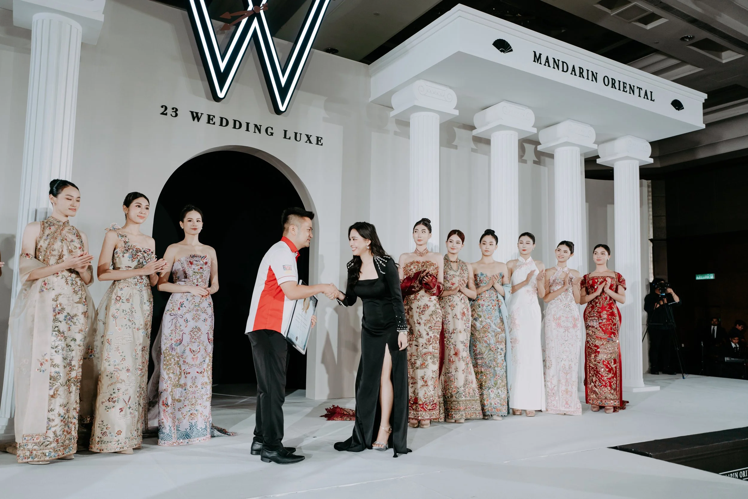 23 Wedding Luxe team with brides in Sangjit gowns at Mandarin Oriental Kuala Lumpur award ceremony
