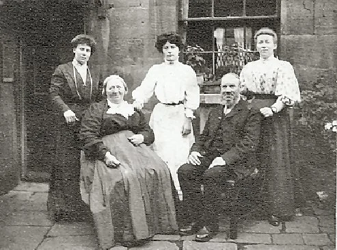 Minnie Chappell, Harriet Oaten, Ada's daughter Annie, Edwin and Ada Chappell, circa 1910