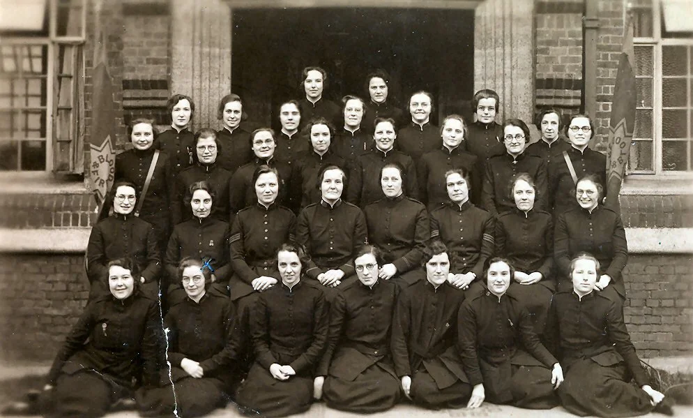 Edith Louisa Jenner (1911-1987): Bottom row, 2nd from Left