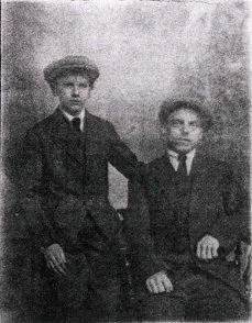Thomas John OATEN (born 1904) with brother Ernest sitting (born 1900)