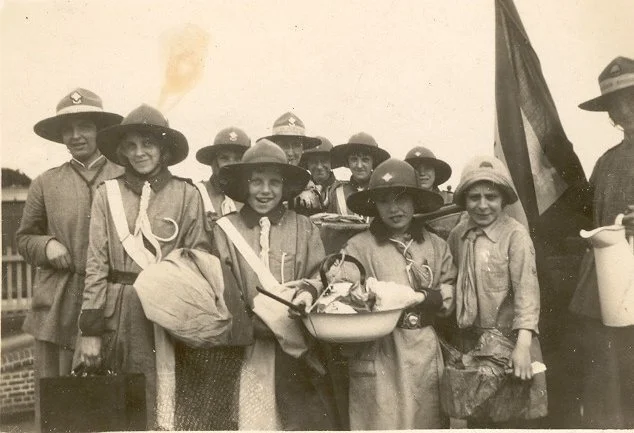 Florence-Eveline-Jenner-right-and-her-sister-Edith-Jenner-left-Salvation-Army-Guards