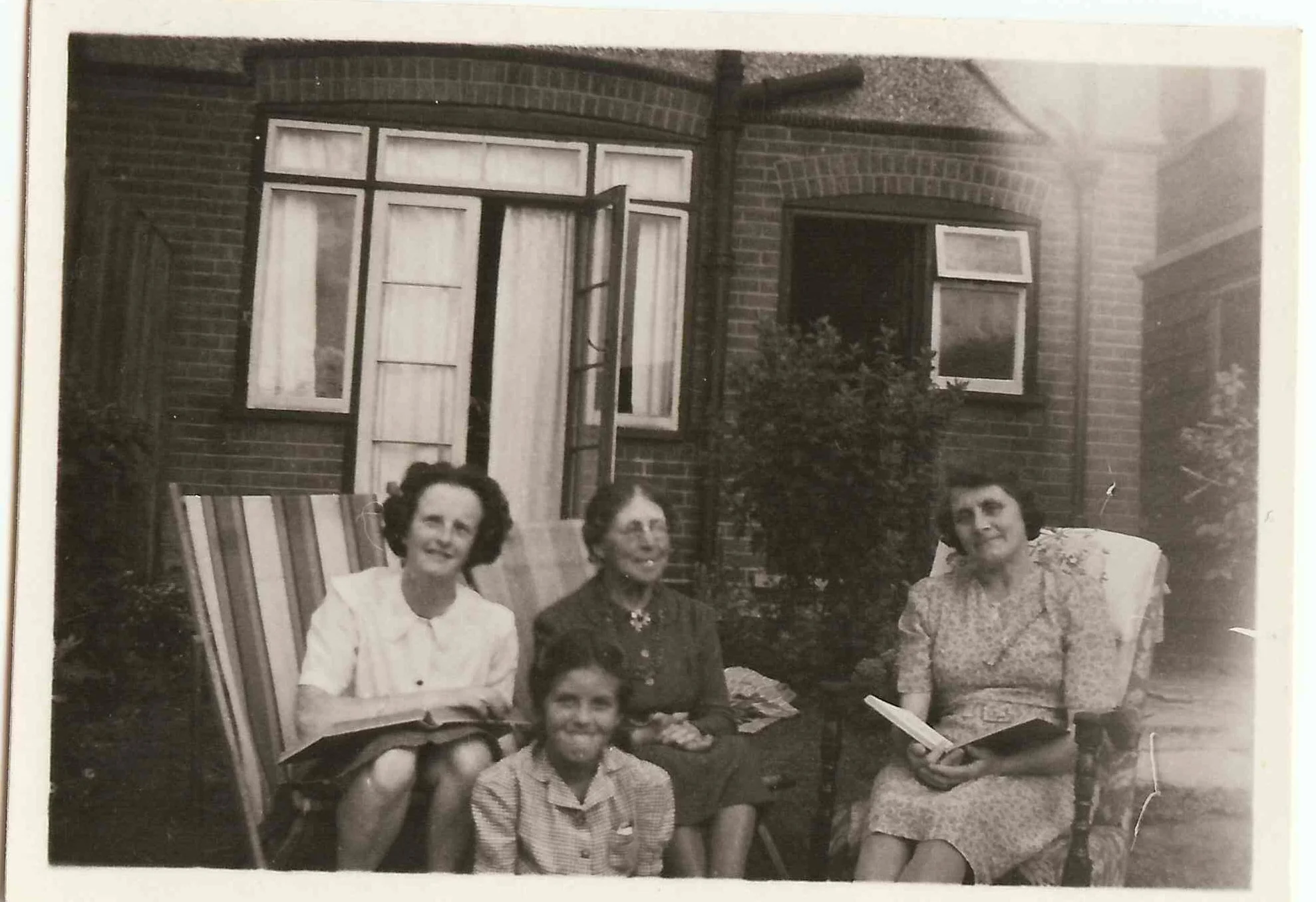 Eileen Baines, Gran Paul, Gladys Kate Paul & Rita Baines in back garden of Shaftesbury Ave