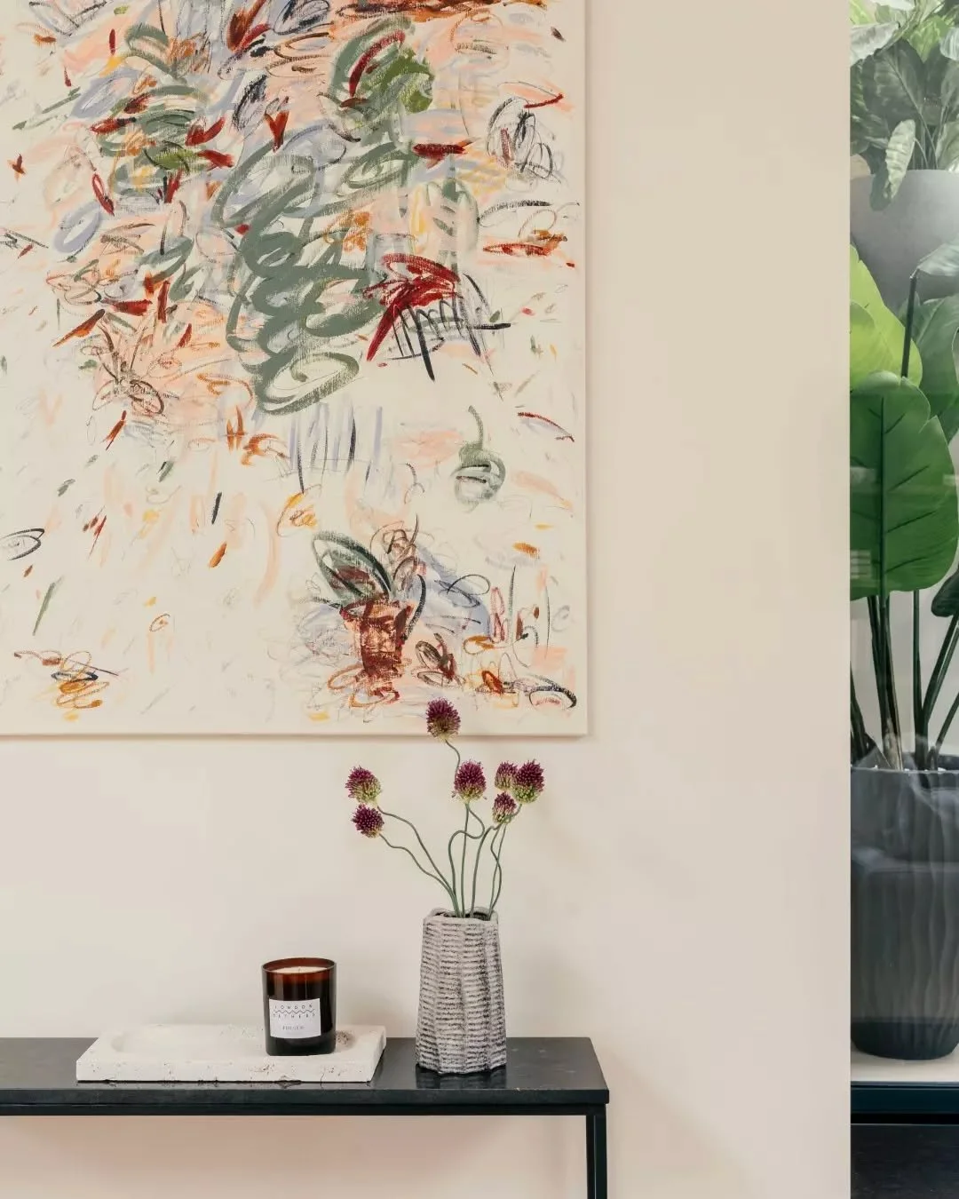 🎨 Every detail at Strand Chambers tells a story, and for our clients, that story sells. 
From hand‑painted artwork and sculptural lighting to bespoke upholstery and statement wallpapers, every decorative element was chosen to give each space its ow