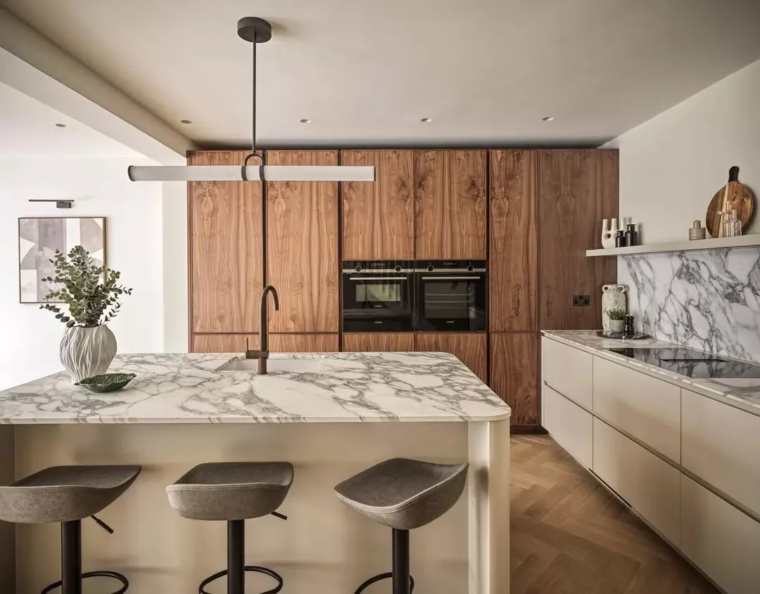 Our staging at Earls Court Gardens was designed to create an immediate emotional connection and it delivered.

Following @oreneliving&rsquo;s refurbishment of two Victorian properties, we stepped in to shape the final experience. We introduced warmth