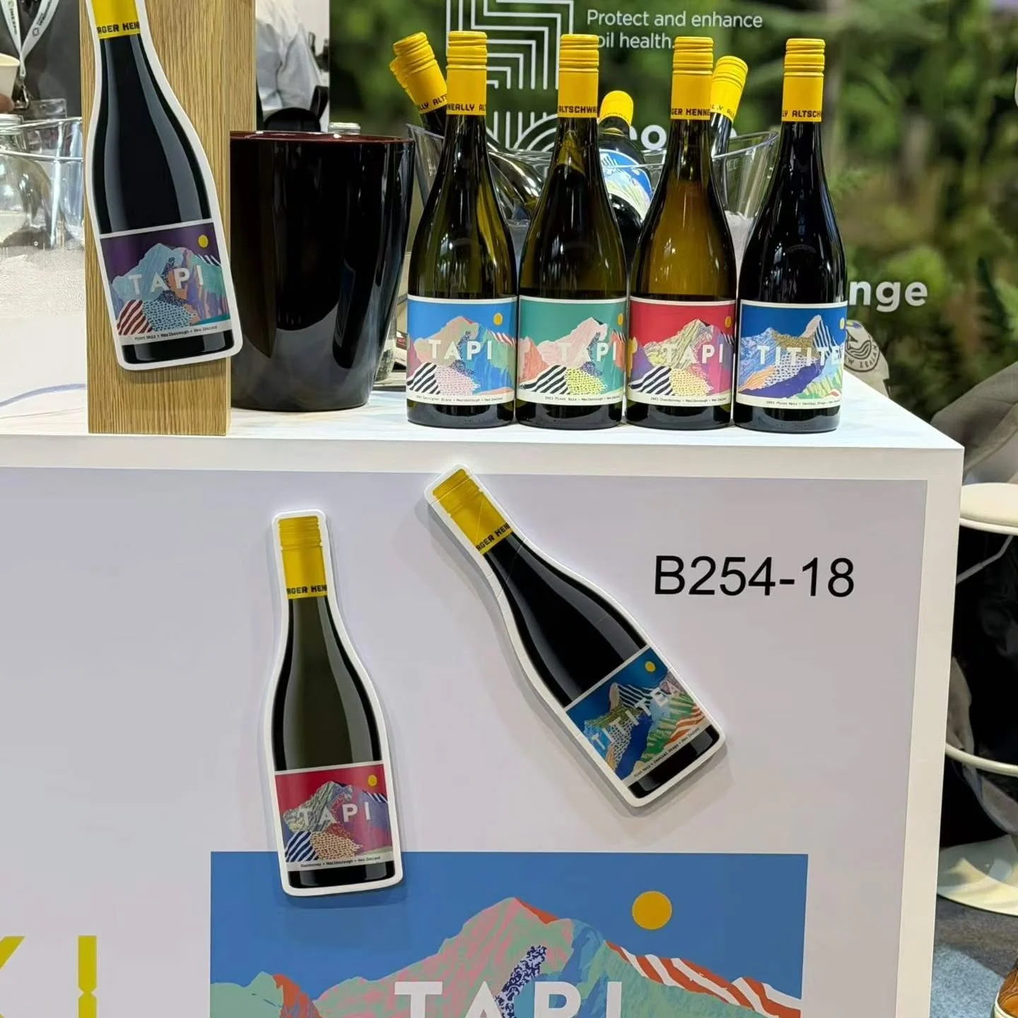 First week done of TAPI wines in China . From the spicy food of shishuan,to the pandas of Chengdu, the lovely people of Changsha and Shenzhen , the 30 millions of Chonquing and the wine expo of Hong Kong. 35 degrees heat with 90% humidity. It's been 