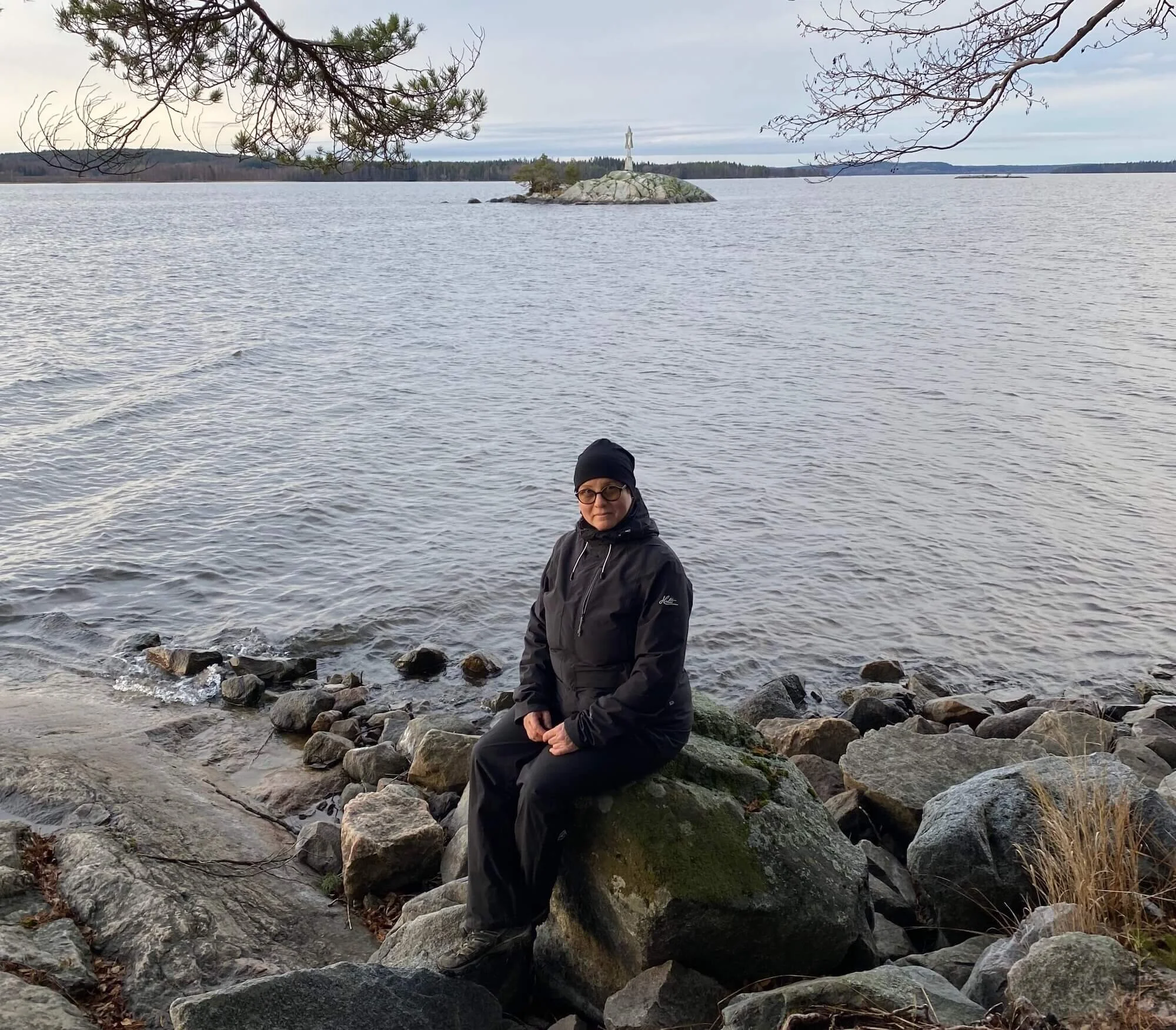 Ja kyllä, olen liian lyhyt, pullea ja rintava kauneusihanteeseen ja standardimittoihin nähden, mutta pitääkö olla ihanteen mukainen?