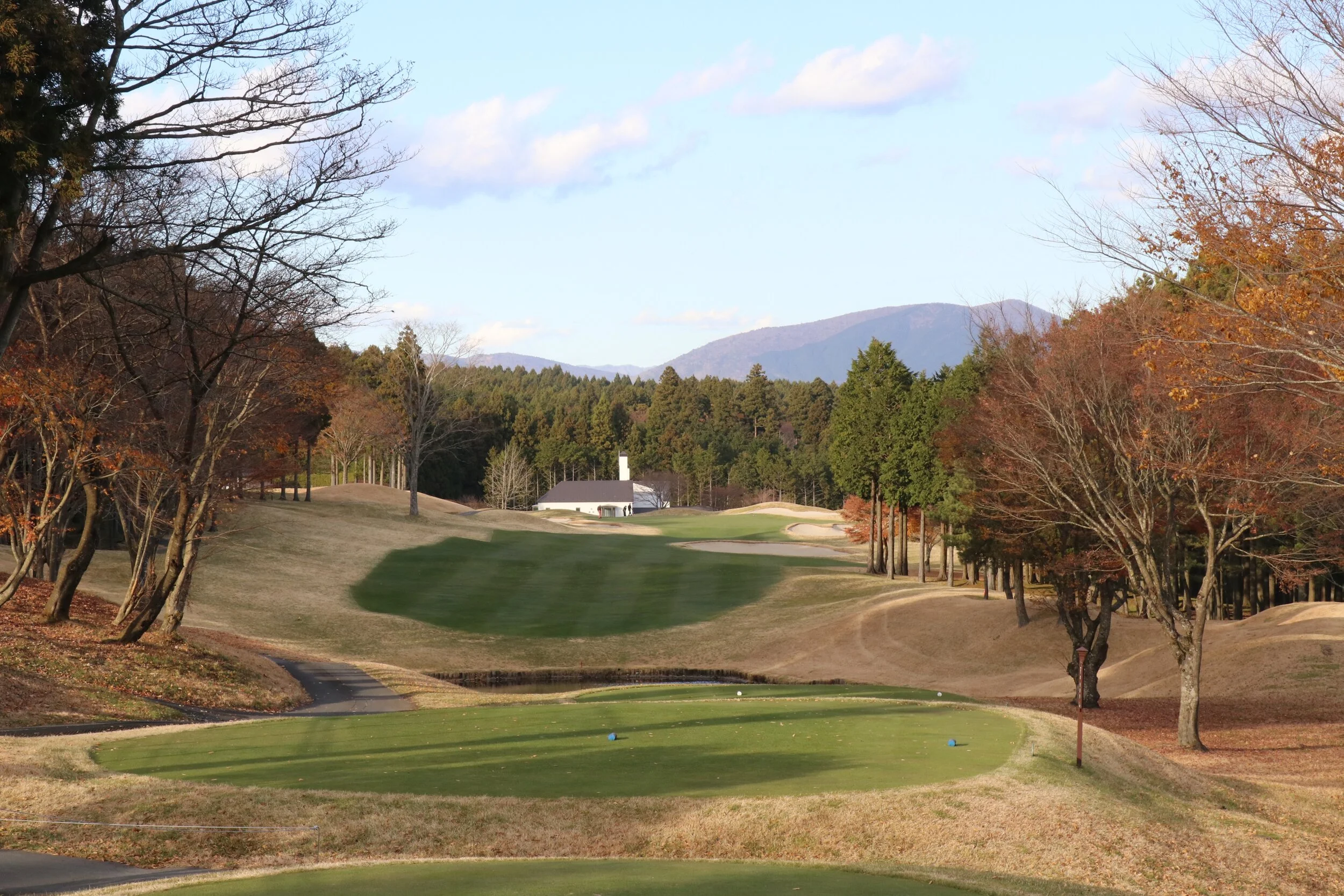 Autumn. Taiheiyo Gotemba West 9th hole with the hotel “Villa the Cub” in the background.
