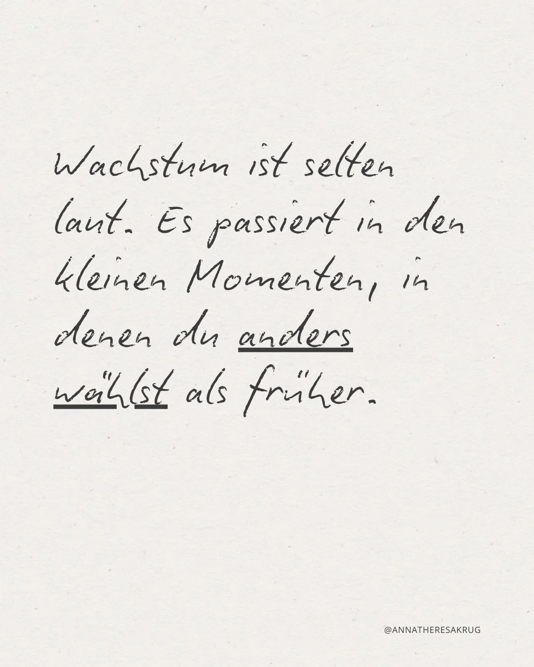 Wahres Wachstum passiert selten in einem gro&szlig;en Knall.
Nicht in &bdquo;Jetzt &auml;ndere ich mein Leben"-Momenten.
Nicht in dramatischen Durchbr&uuml;chen.

Wachstum passiert oft in kleinen, unscheinbaren Momenten, in denen du dich anders 