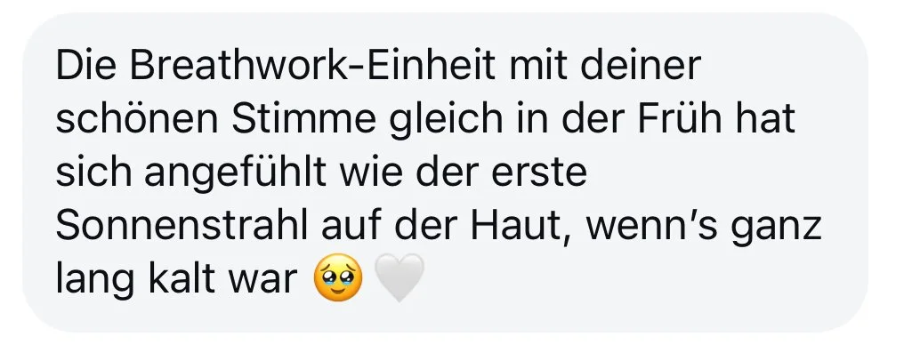 Screenshot eines Textnachrichts in deutscher Sprache, der über Atemarbeitseinheit, Stimme, Sonnenstrahl und Kälte spricht, inklusive Emoji mit tränenlachendem Gesicht und Herz.
