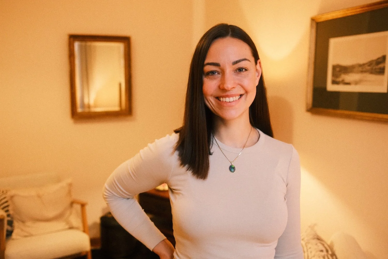 Anna Krug in ihrer Praxis für psychologische Beratung und Atemtraining Krems an der Donau