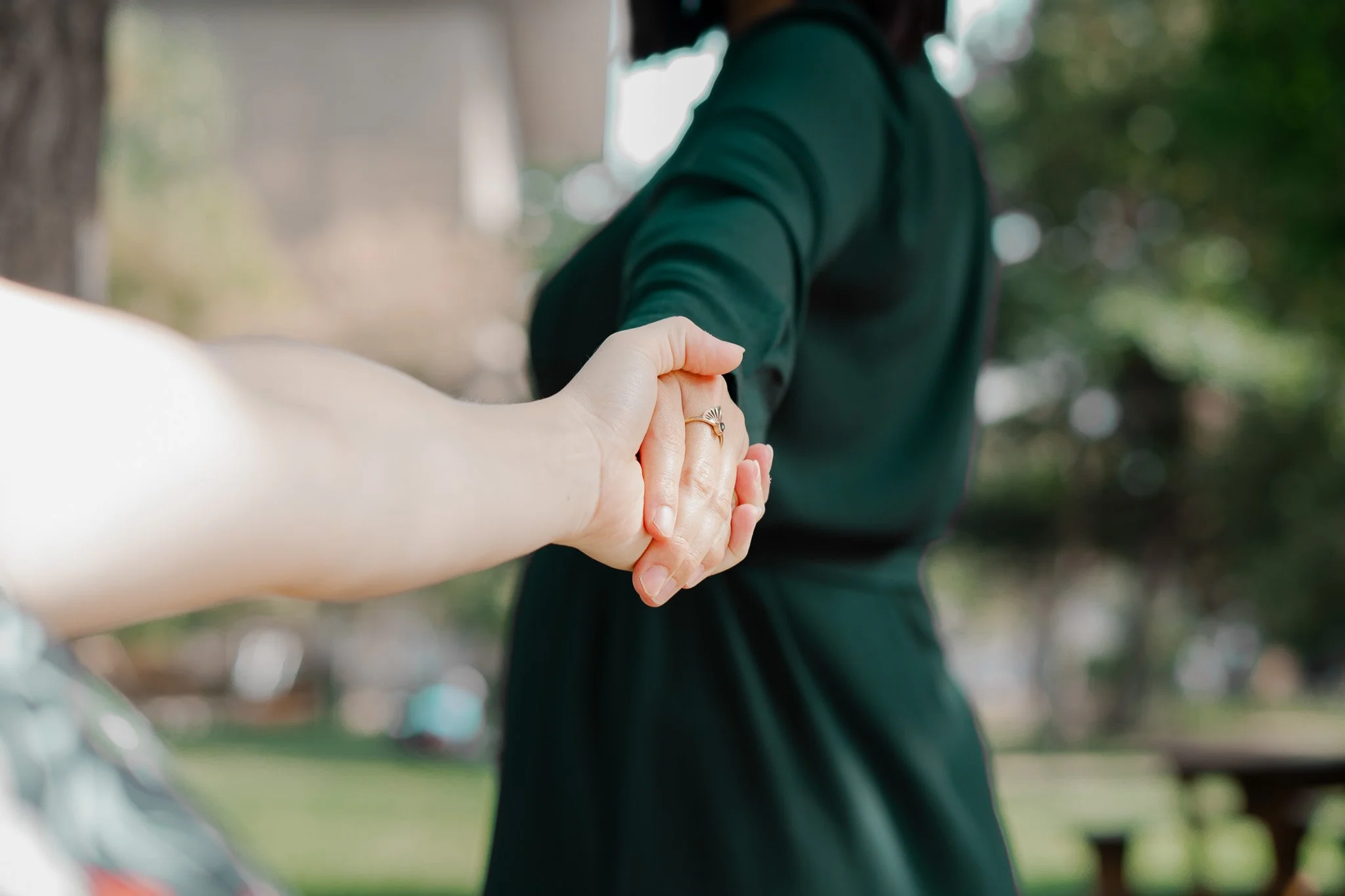 Frauen geben sich die Hand. Frauenkreis.