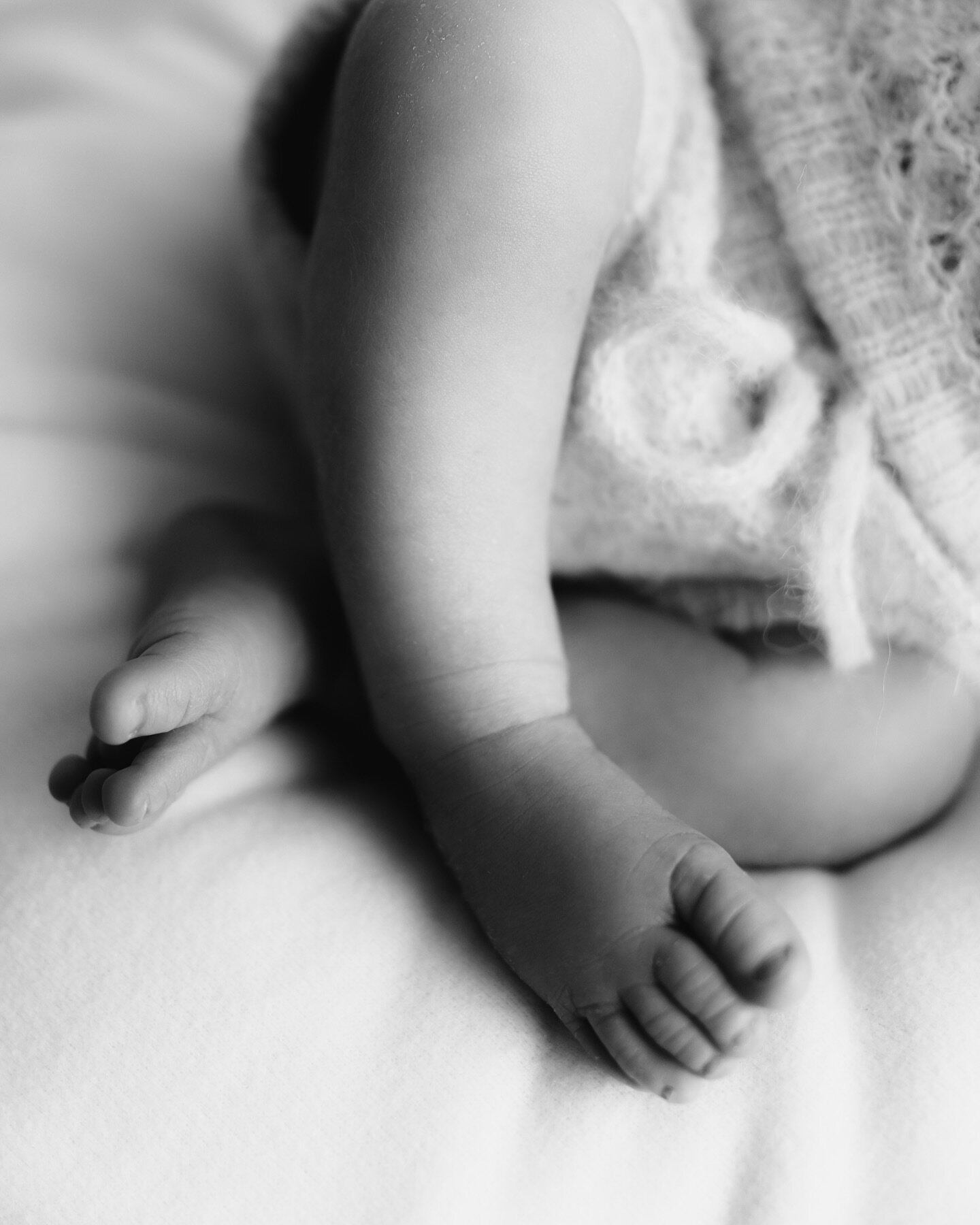 From their first breath to their tiny fingers and toes, every moment is magic.

NEWBORN 
NEUGEBORENE 
FOTOGRAF