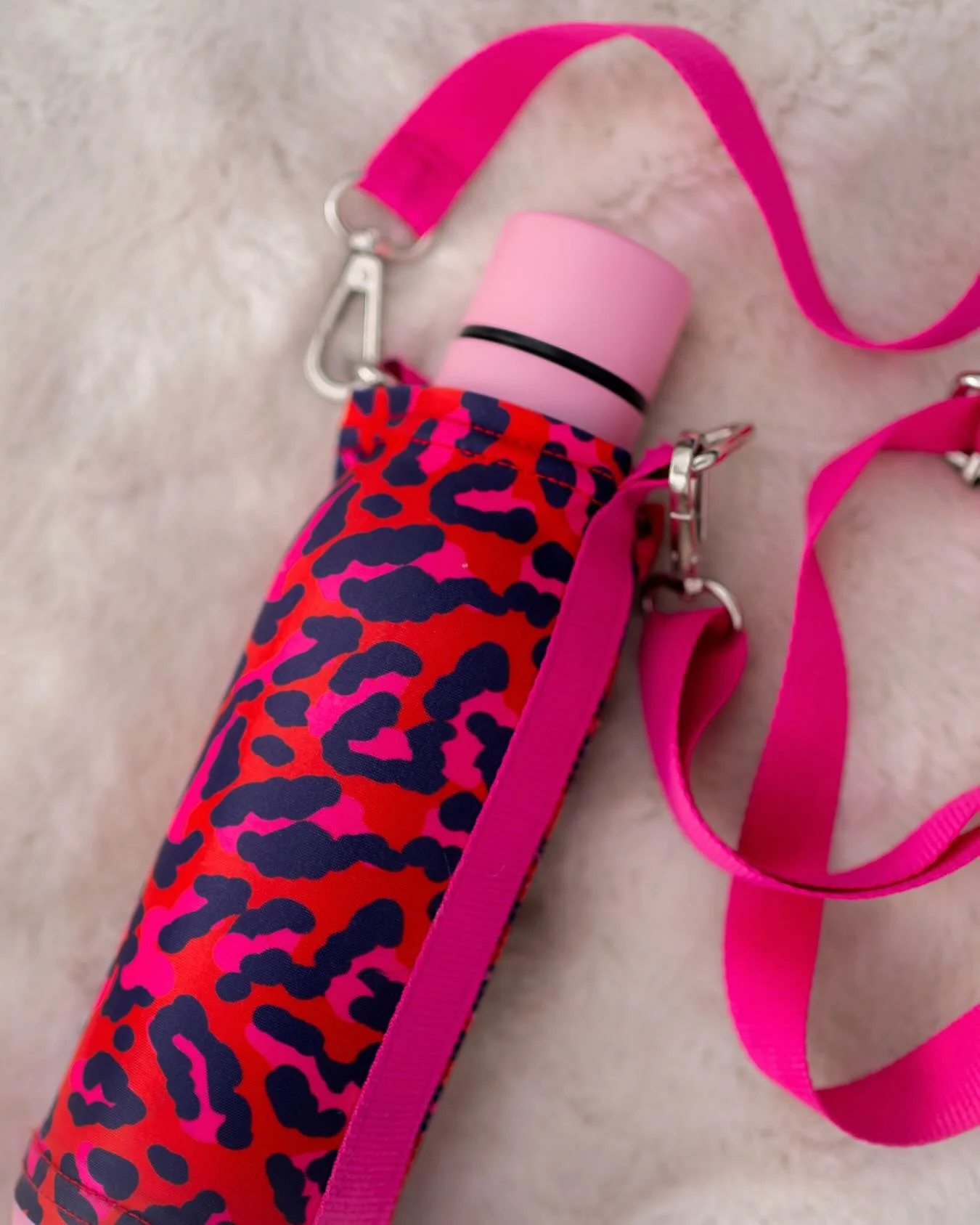 Parents asked, so we made it easy👌Bottle Soc sleeves are washable, durable and made for everyday school life. Simply remove the strap, pop it in the wash on a cool cycle, and it&rsquo;s ready for the next day. Practical, child-friendly and built for