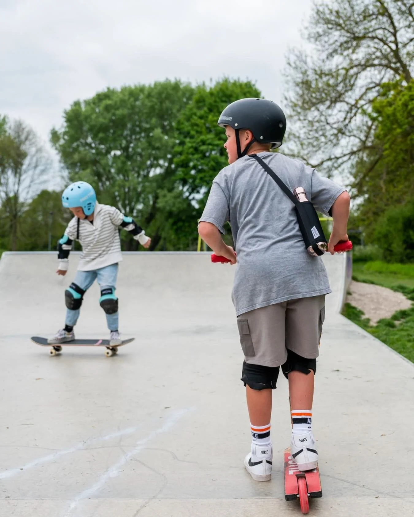 Picture this; its a sunny day, kids have gone to the skate park and they&rsquo;re staying hydrated with their Bottle Soc! What a perfect feeling 🤩

With our hands-free carrier, it makes it so easy to carry your bottle when you&rsquo;re focused on tr