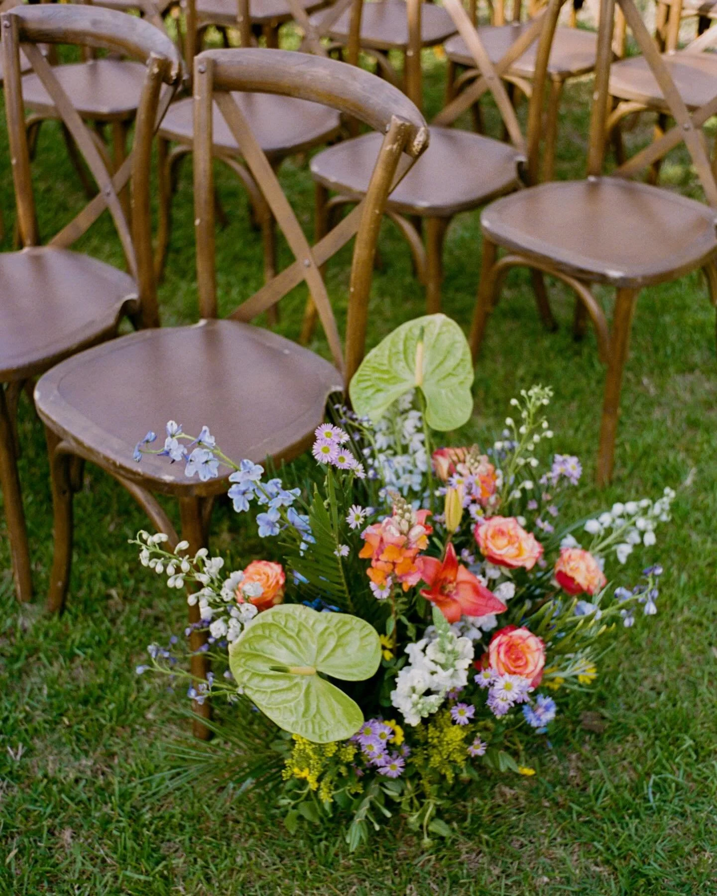 There are no unsacred places;
There are only sacred places 
and desecrated places
- Wendell Berry
🌊
@tampabaywatch is one of those places that shines a light on the beauty of our Florida land and seascapes. I loved creating these wedding florals tha