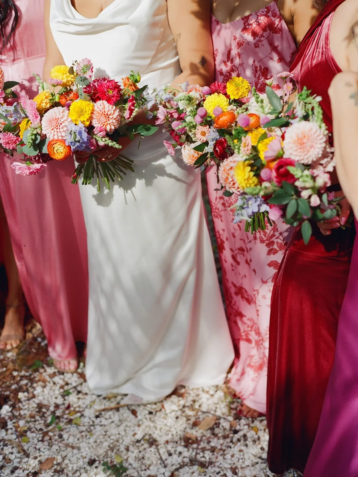 The bridal bouquet ➡️ the garden that made them.

@alexandriasuddreth and @christiansuddreth were a wedding florist&rsquo;s dream. They were so on board for embracing the magic of what the season offered. ✨

We had a loose color palette and I was abl