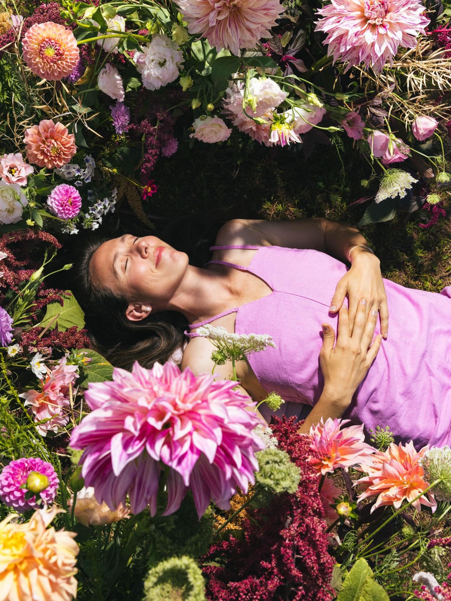What&rsquo;s the point of growing all these flowers if we don&rsquo;t stop to smell em? 

This weekend! @bonnetspringspark 🌸BLOOM FEST🌸 There will be public floral art installations, flower crafts, garden tours, workshops, and so much more. They&rs