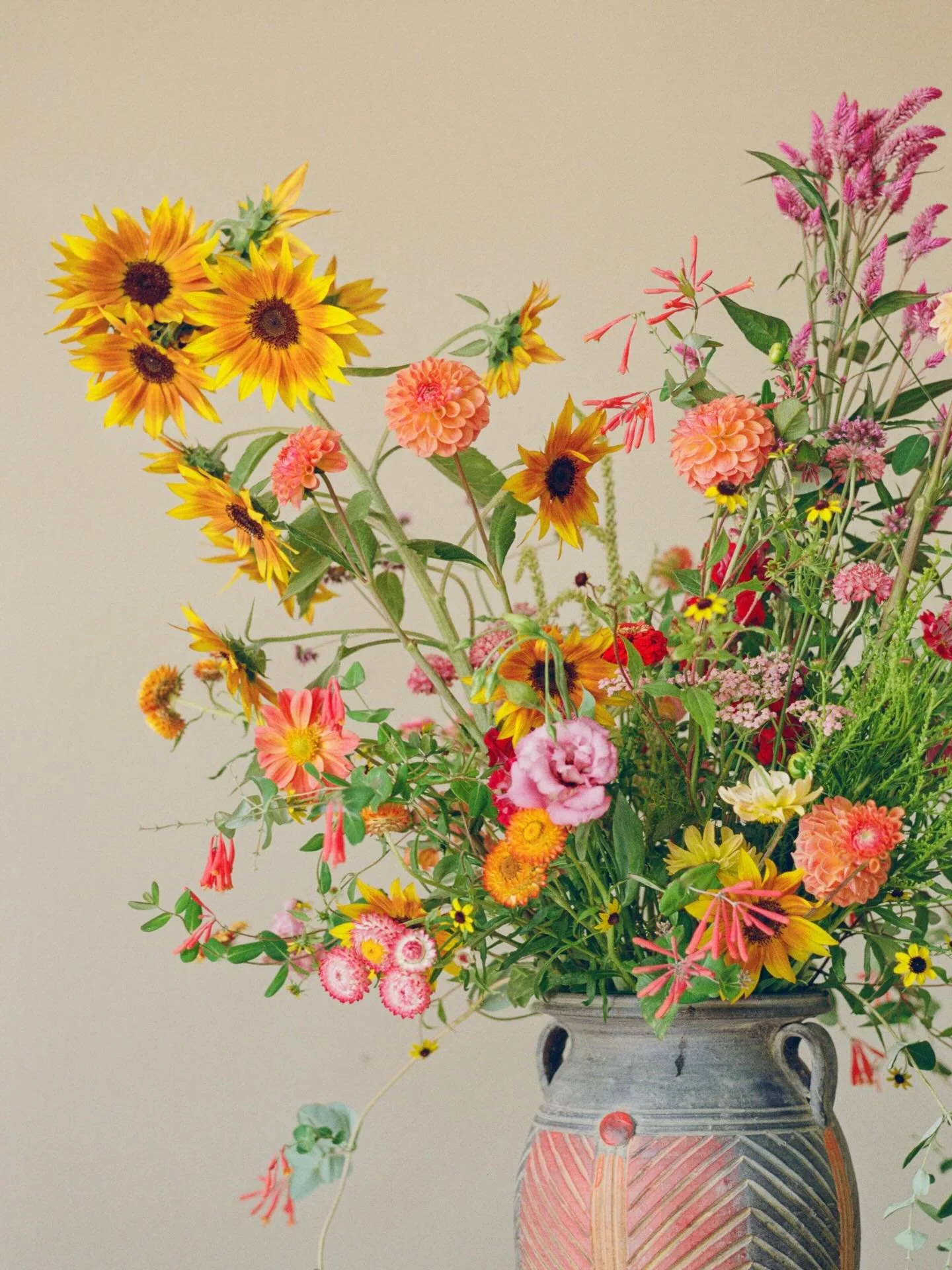 Art in Bloom 2026 🌸 Inspired by Florida sunsets at the beach + this vintage vase from @back.alley.vintage 🌅

The ingredients for this arrangement were 💯 Florida grown, many from my own gardening students! It gives me such a thrill to watch y&rsquo