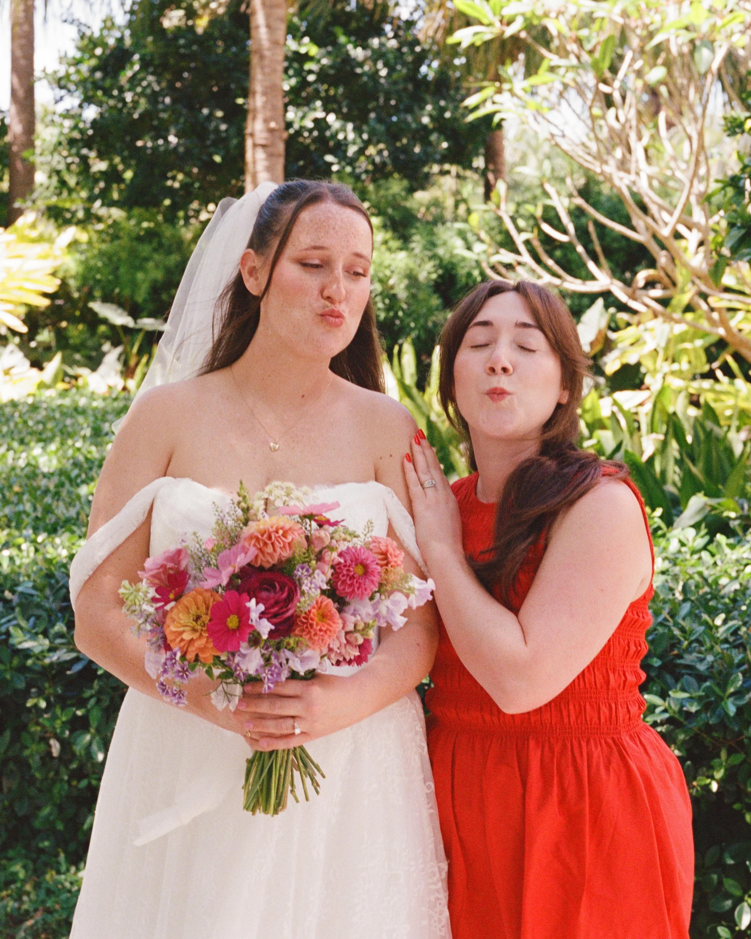 Surround yourself with friends and flowers, and everything will turn out just fine 💜 Sure, the wedding is about 2 people joining together in holy matrimony or something, but it&rsquo;s also about all the people that surround you, and walk through li