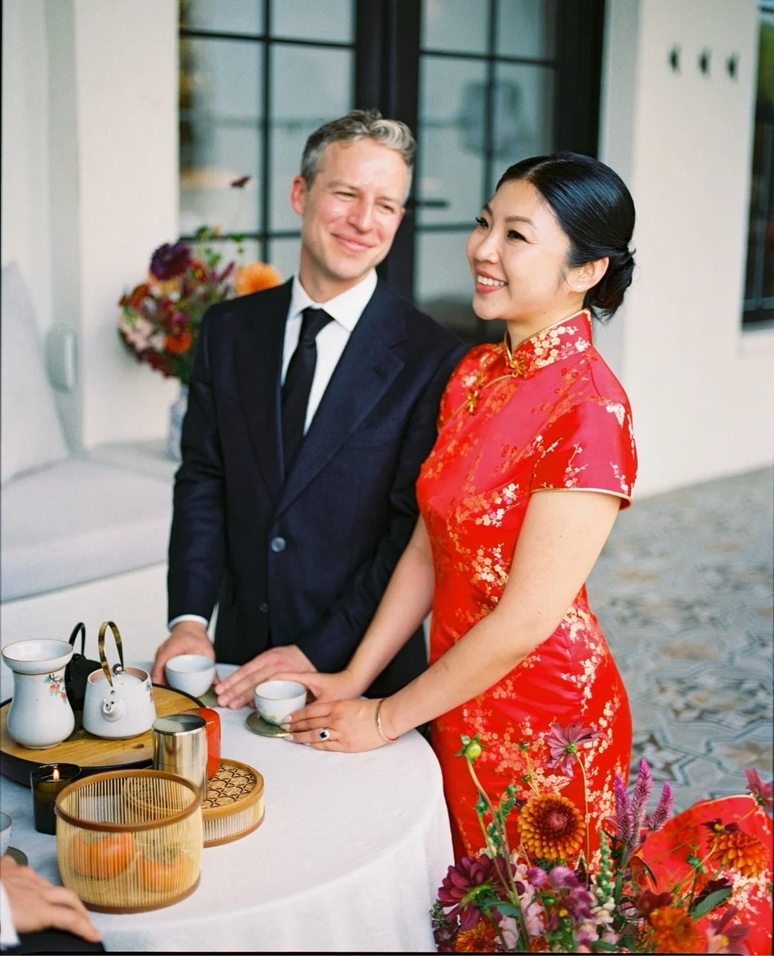 My first Chinese Tea Ceremony ✨

The floral color palette was inspired by the persimmons Eric &amp; Suzy brought all the way from San Francisco 🥹

This fall bounty was a beautiful mix of my flowers and @littlepondfarm - cosmos, celosia, dahlias, and
