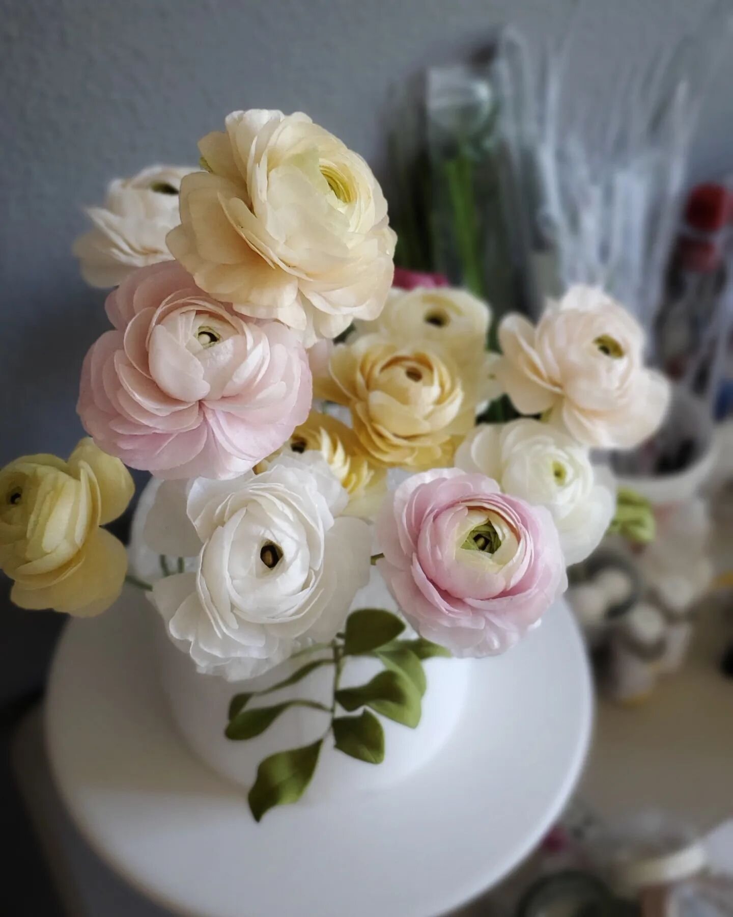 Ranunculus are never a bad choice for #floralfriday, am I right? All made in wafer paper, with a few branches of sugar greenery tucked around. Have a lovely weekend!

#floralfriday #ranunculus #waferpaperranunculus #waferpaperflowers #waferpaperart #
