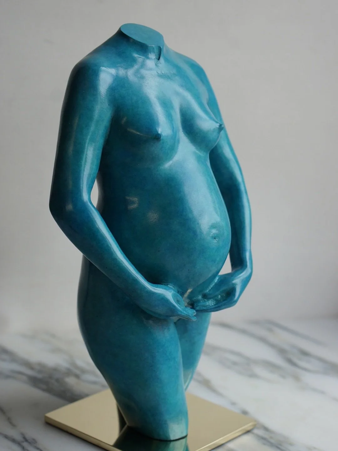 @marinetanguyart shared beautiful prose with us, reminiscing on her experience of capturing her bump before she even knew who was in there and how she feels receiving it after, swipe to read 🦋

Marine opted for a gorgeous turquoise blue bespoke Lega