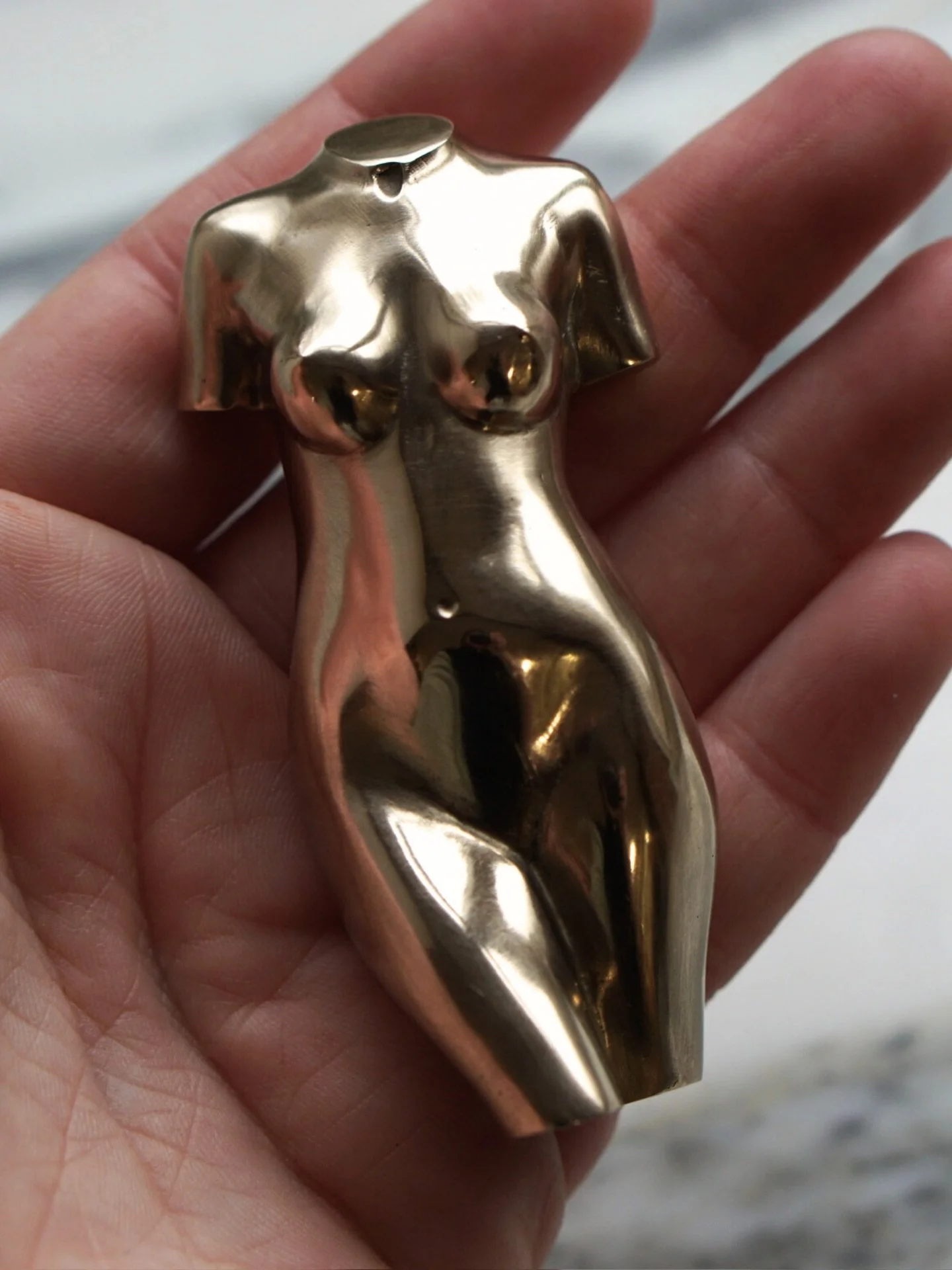 Trend alert🚨Bronze minis are the ultimate pocket-sized keepsake

Whether for a wedding morning, anniversary gift or as an add-on to your main Bust, minis are the way to go✨