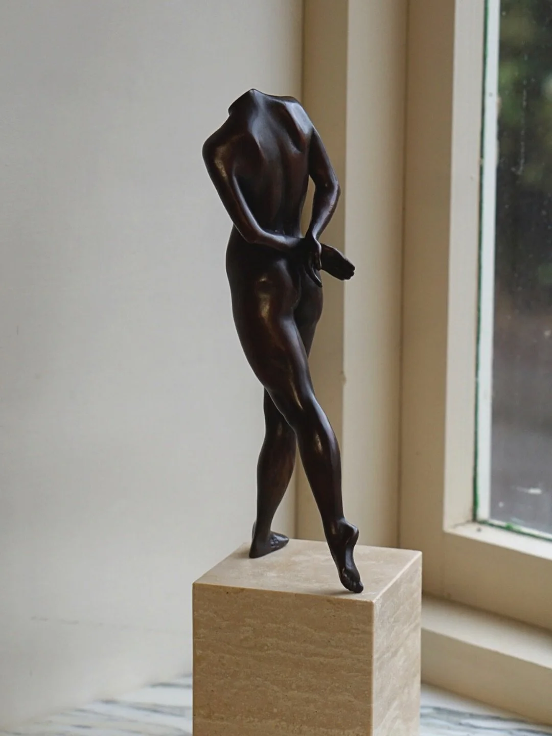 A modern day Rodin ✨ We were honoured to capture this beautiful pose for a recent client. So unique and personal to her background as a dancer - we love it!