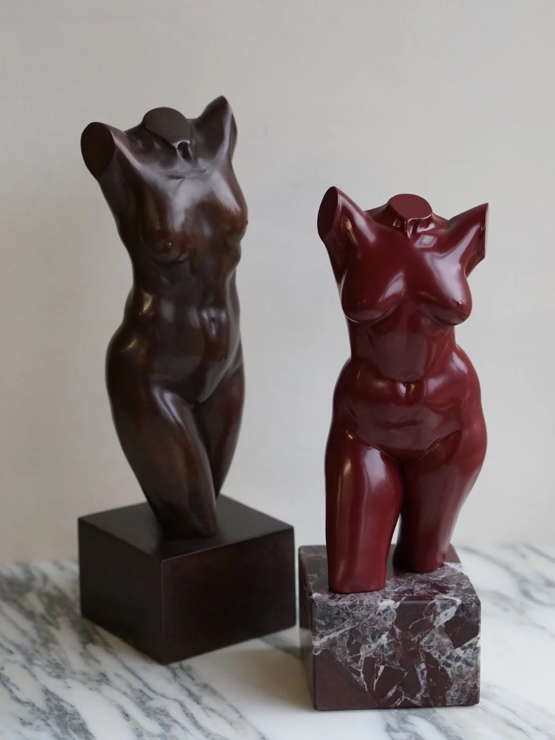 Our favourite Bust pairings ~ save this as inspo for your second (or third) Bust! 

21cm Matching Loam with a 18cm Oxblood Satin Lacquer on Rosso Marble

18cm Mottled White on Rosso Marble with a 21cm Mottled White on Verde Marble

18cm Luxe on a Bra